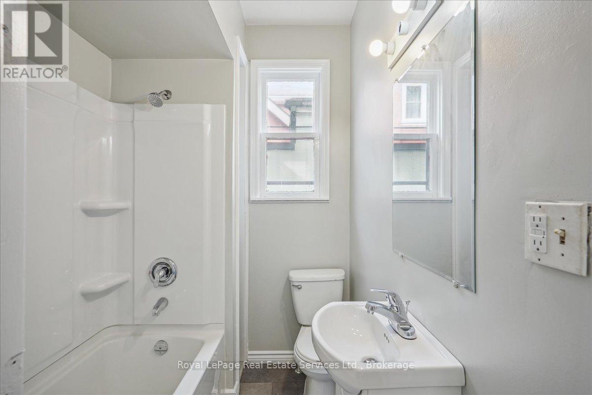 Photo 38 of 33 Rose Avenue, Brantford ON