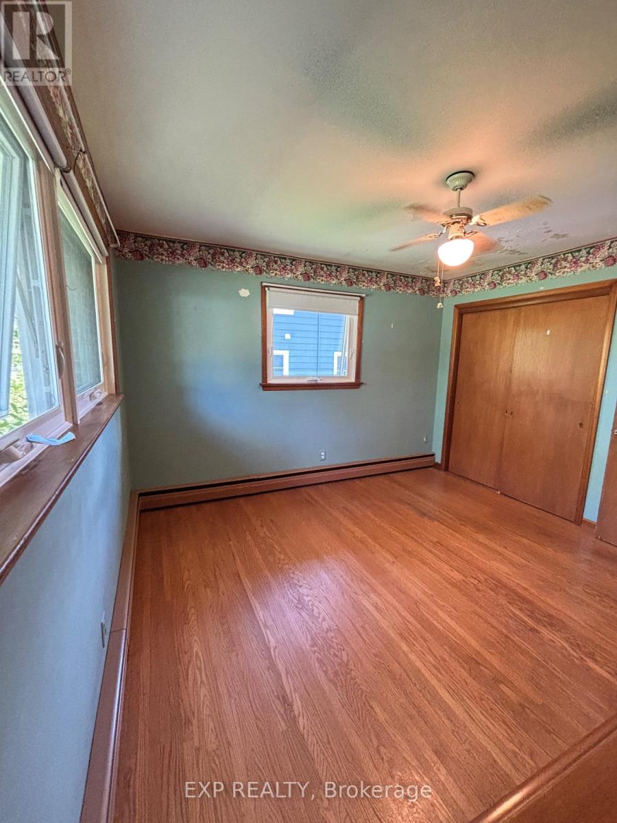 Photo 2 of 517 Norfolk Street S, Norfolk ON