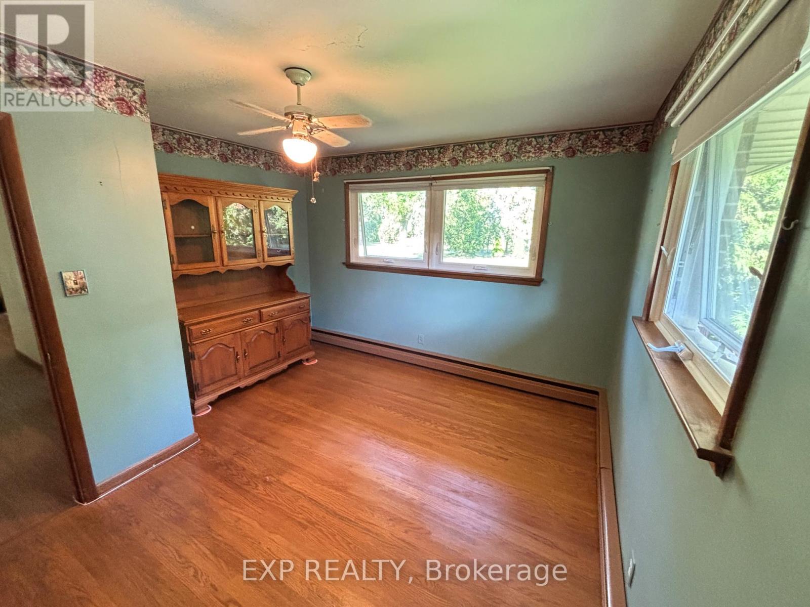 Photo 9 of 517 Norfolk Street S, Norfolk ON