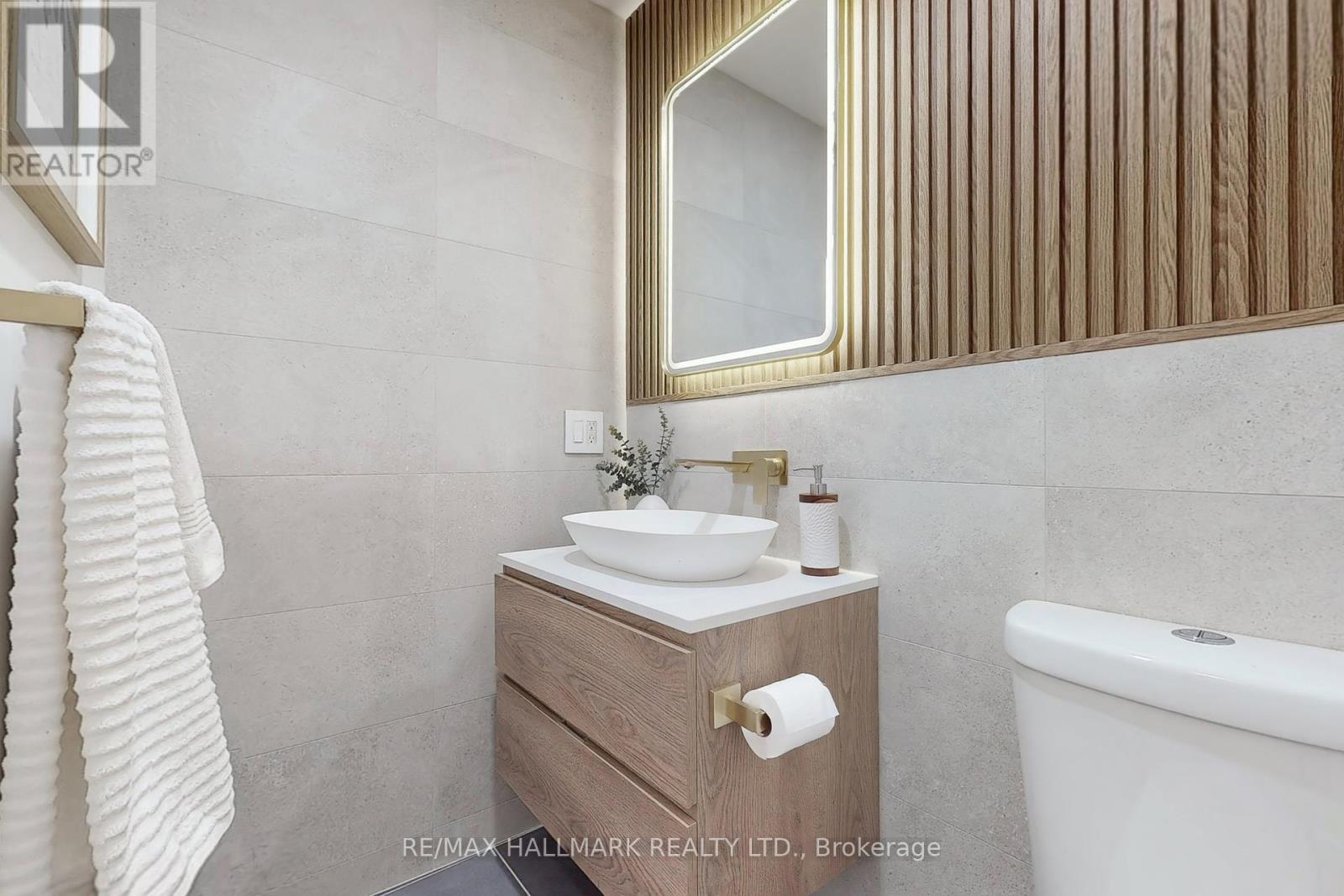 Photo 9 of 206 10 Wellesley Place, Toronto ON