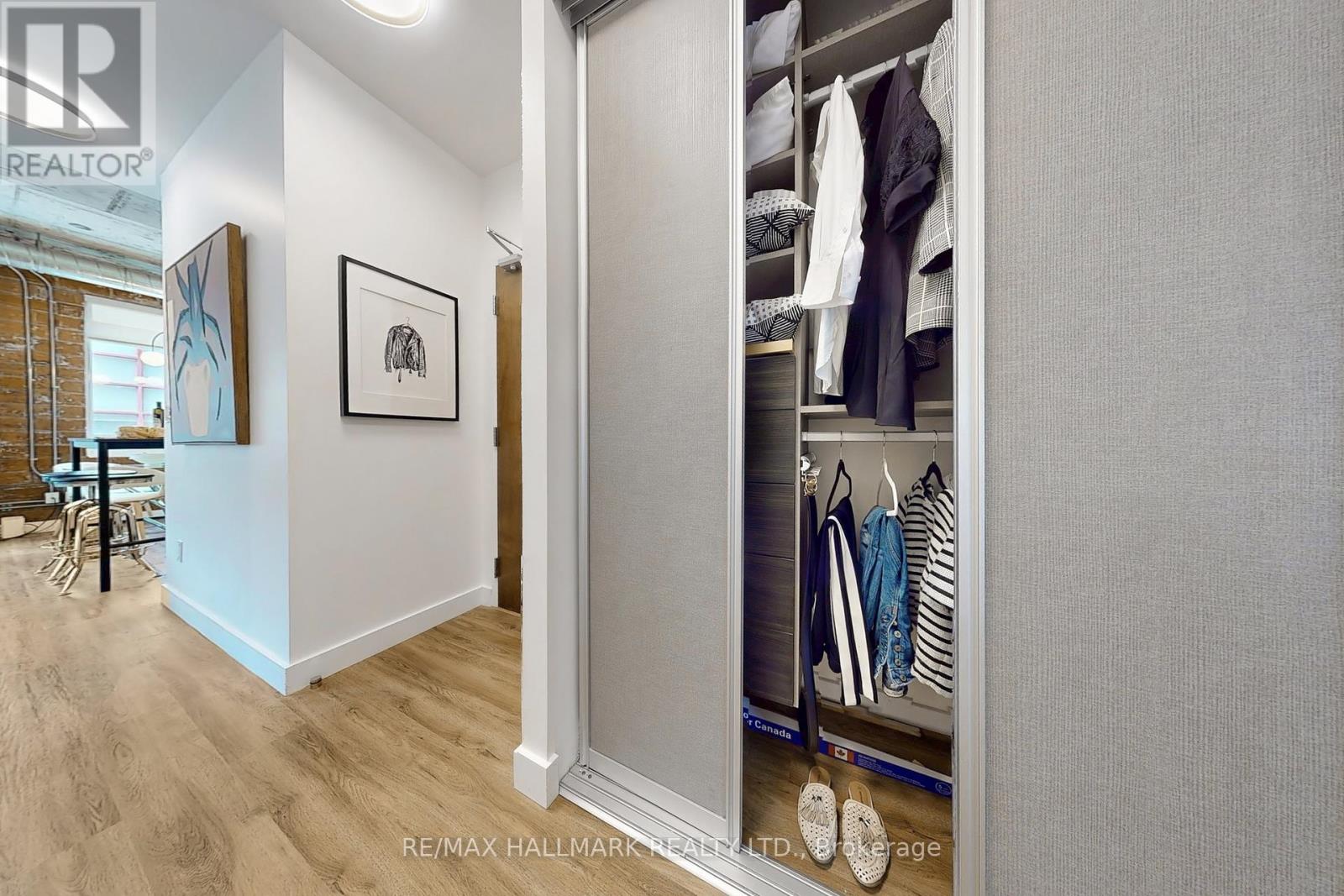 Photo 18 of 206 10 Wellesley Place, Toronto ON