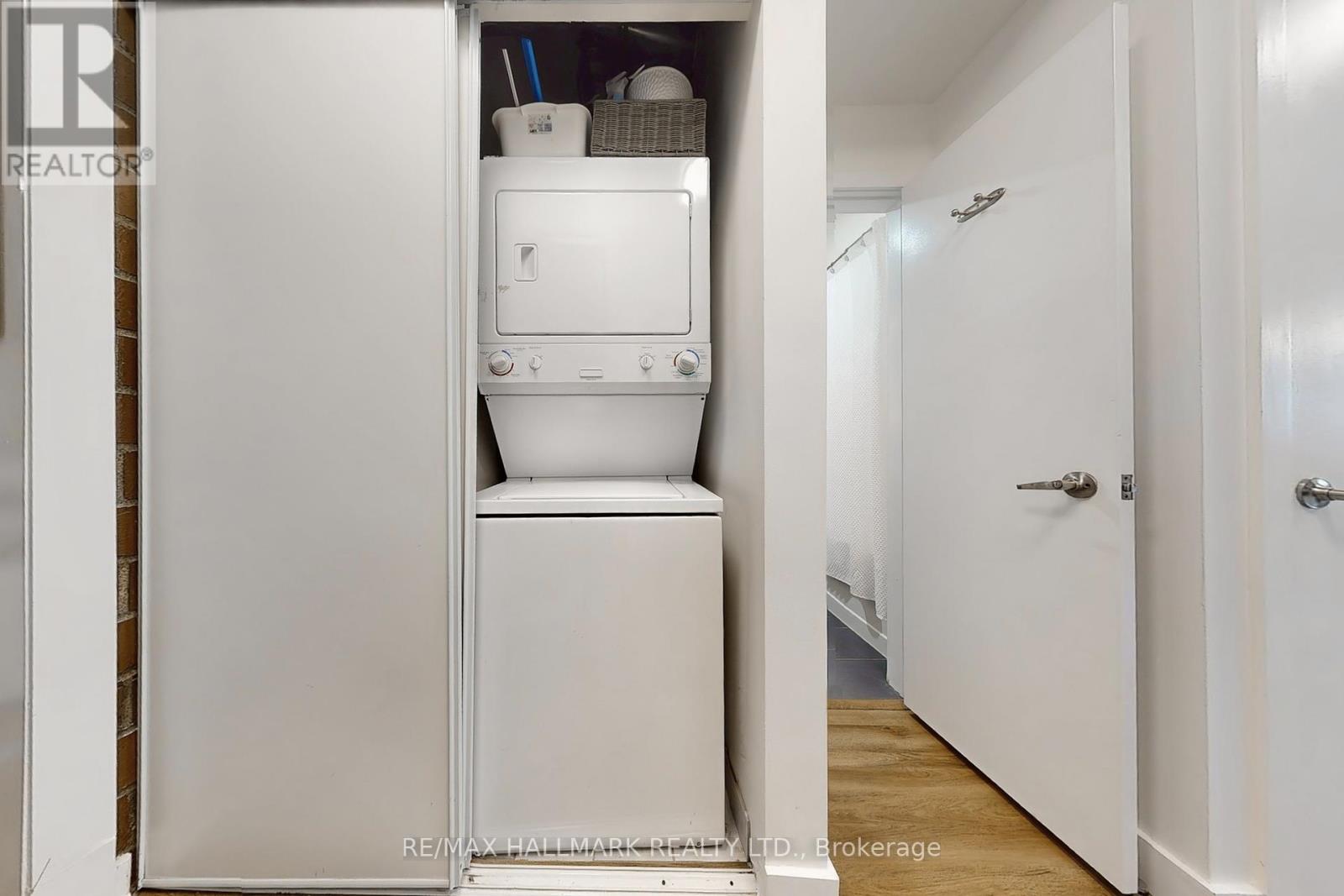 Photo 3 of 206 10 Wellesley Place, Toronto ON