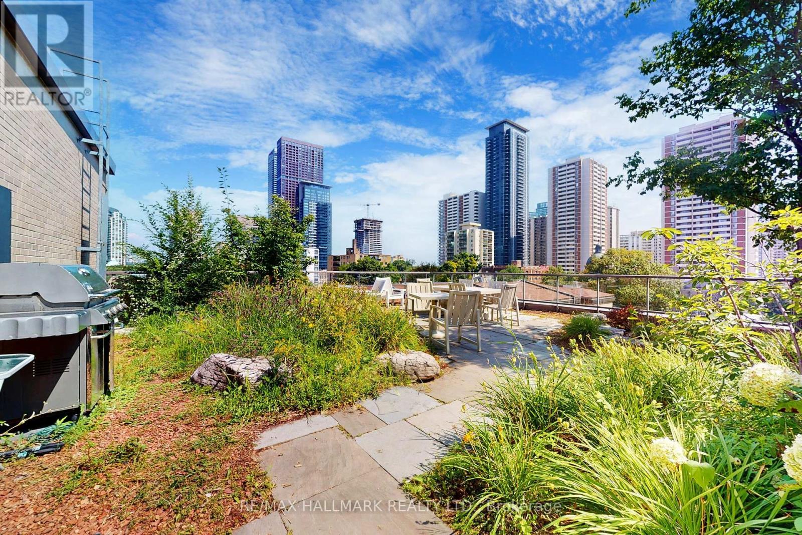 Photo 12 of 206 10 Wellesley Place, Toronto ON