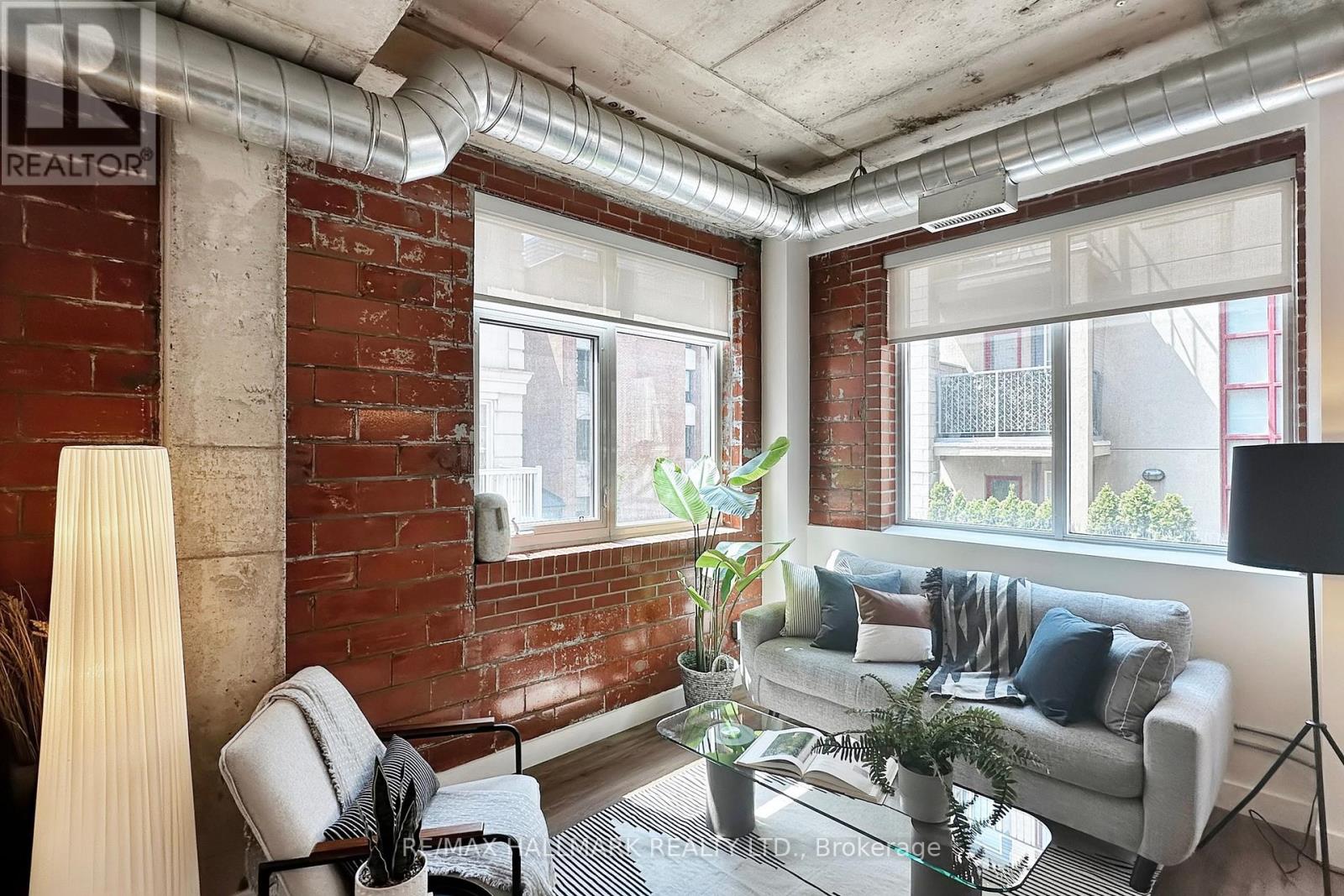 Photo 8 of 206 10 Wellesley Place, Toronto ON