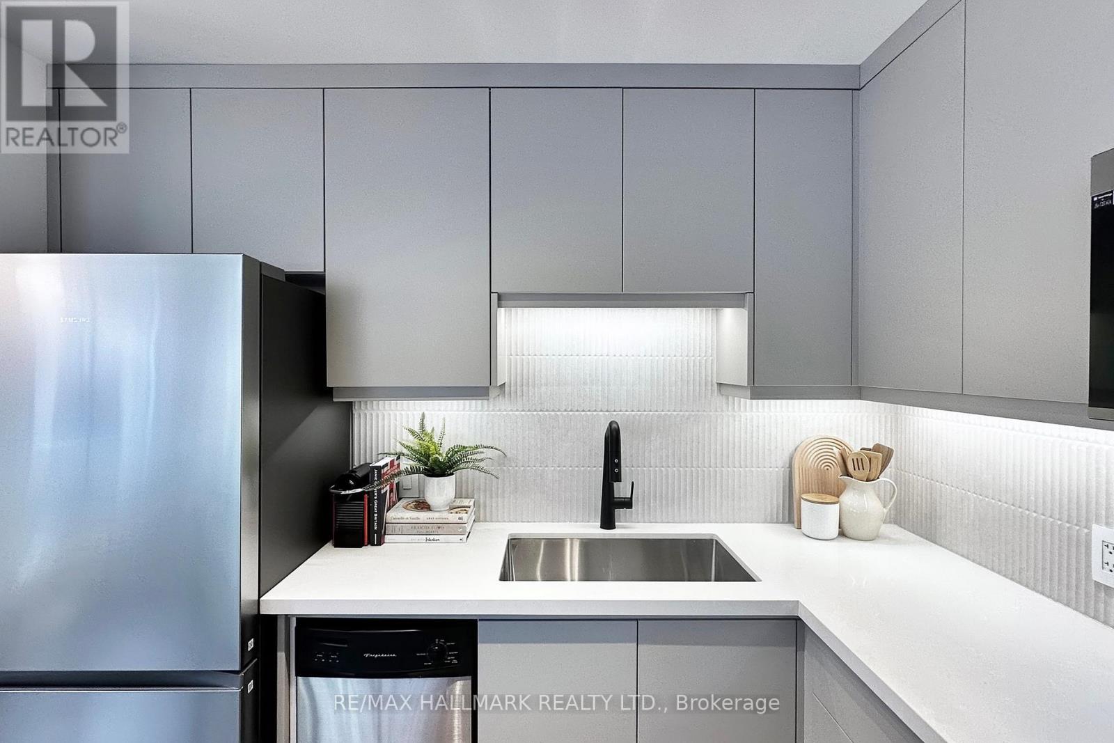 Photo 14 of 206 10 Wellesley Place, Toronto ON