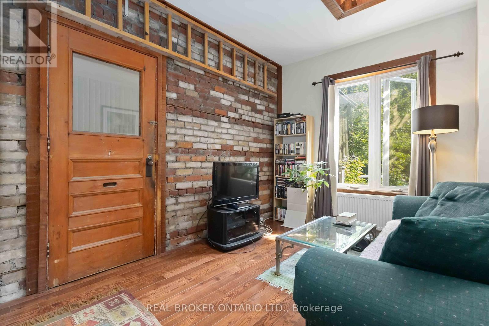 Photo 5 of Main 22 Curzon Street E, Toronto ON