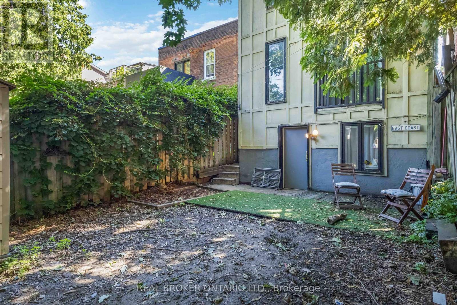 Photo 15 of Main 22 Curzon Street E, Toronto ON