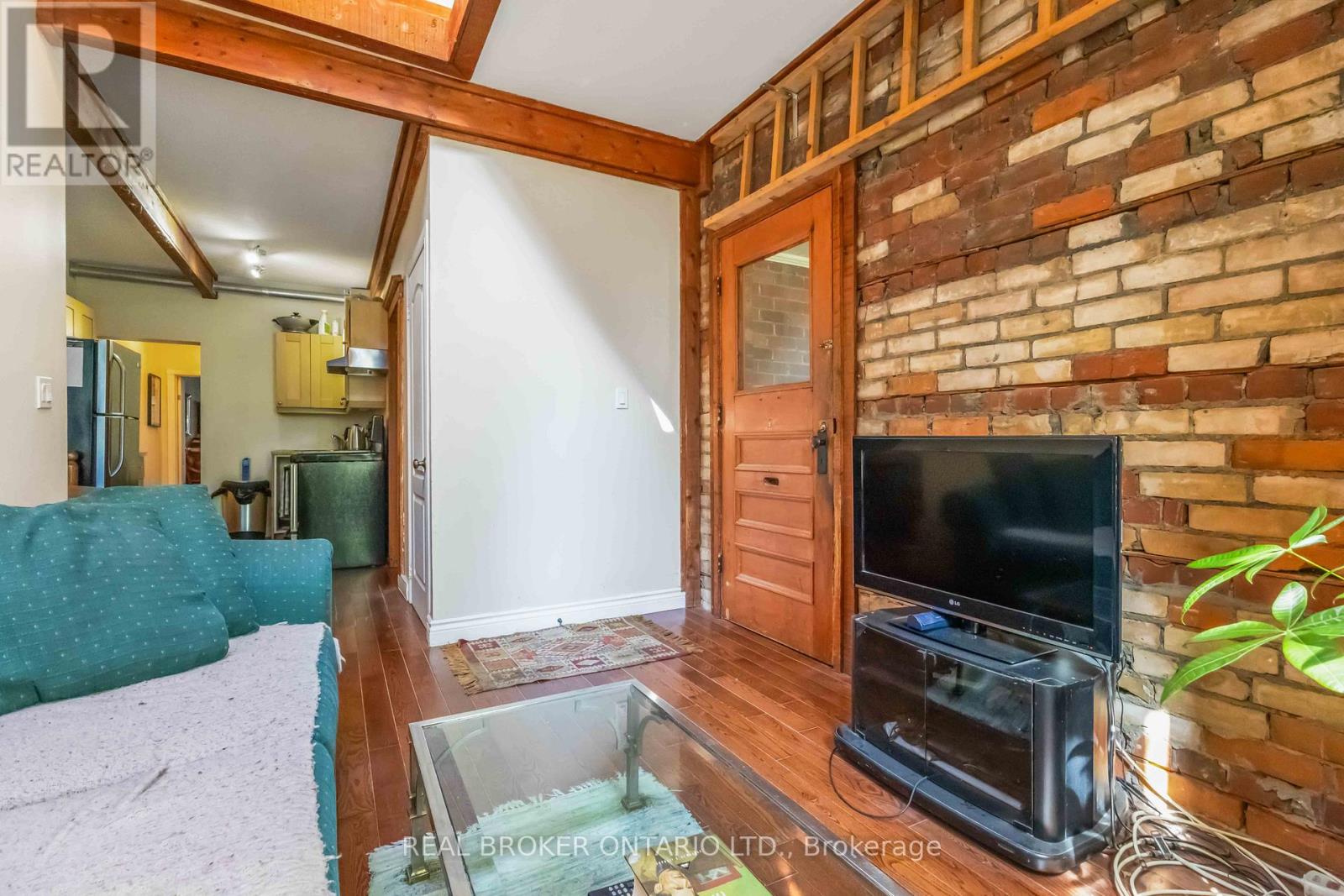 Photo 24 of Main 22 Curzon Street E, Toronto ON