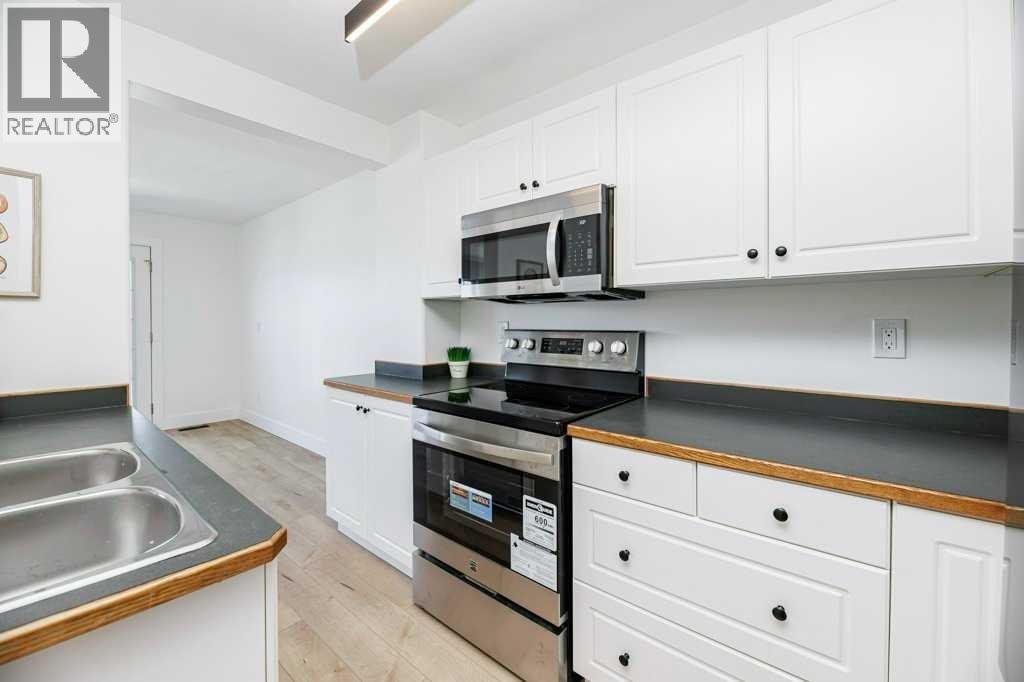 Photo 10 of 14 73 Addington Drive, Red Deer AB