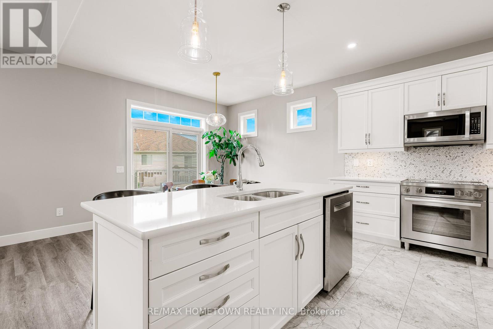 Photo 8 of 138 Wildwood Crescent, Brockville ON