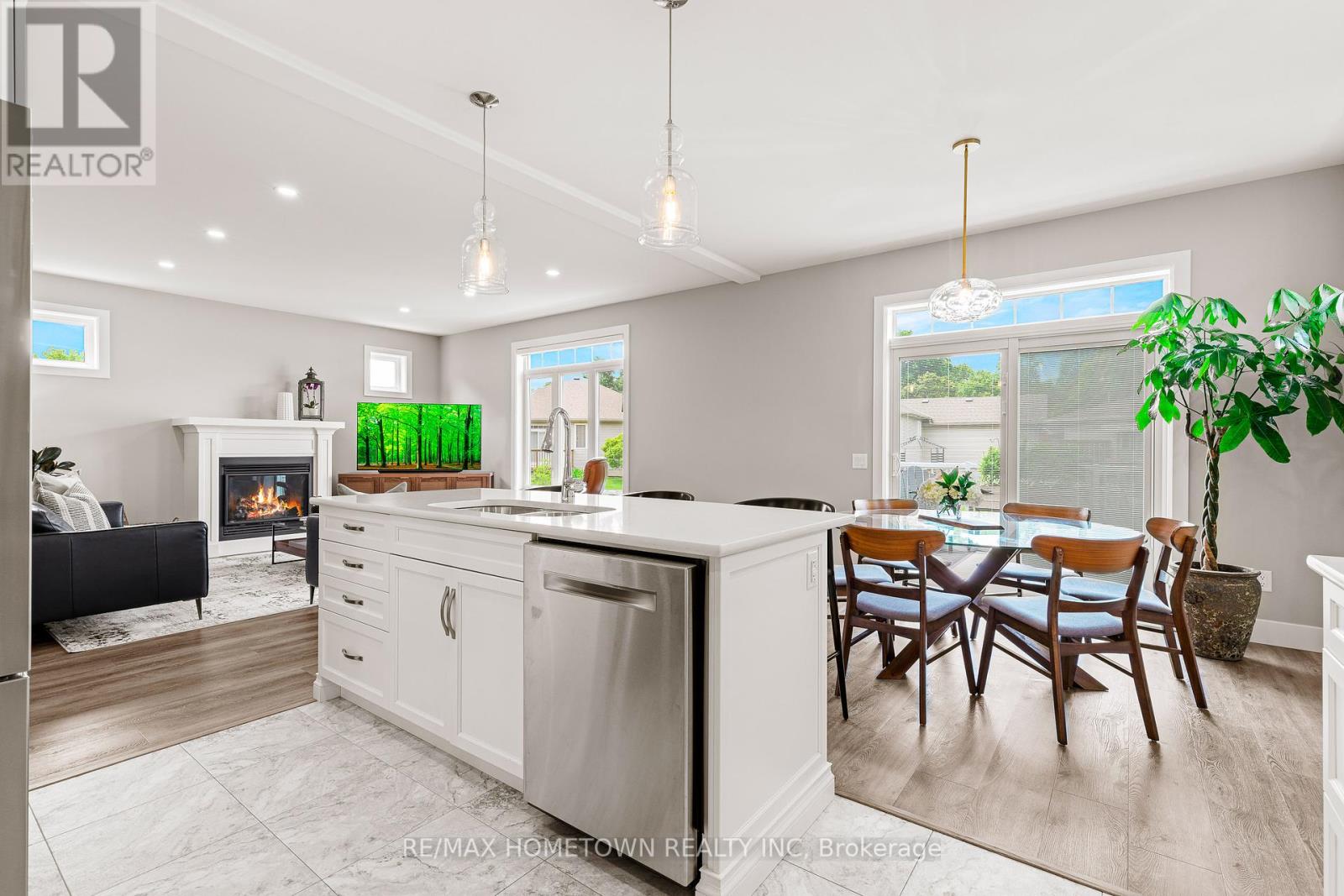 Photo 3 of 138 Wildwood Crescent, Brockville ON