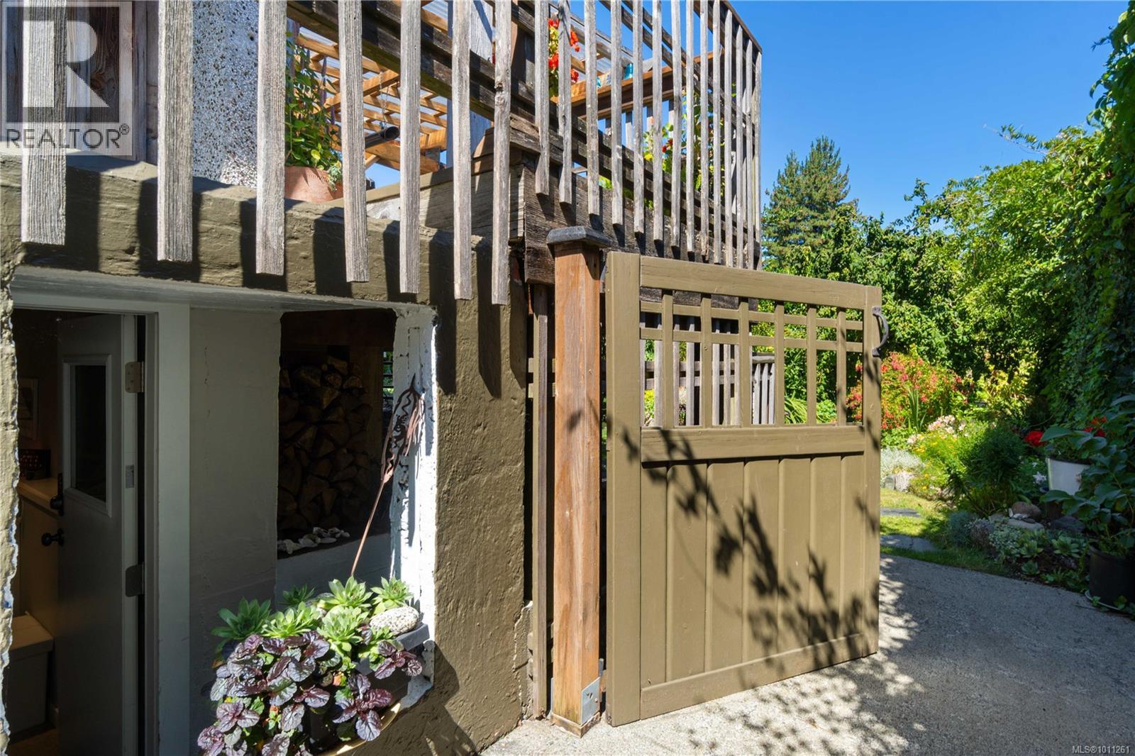 Photo 17 of 530 St Andrews St, Nanaimo BC