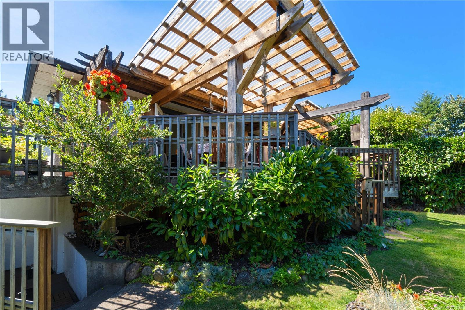 Photo 26 of 530 St Andrews St, Nanaimo BC