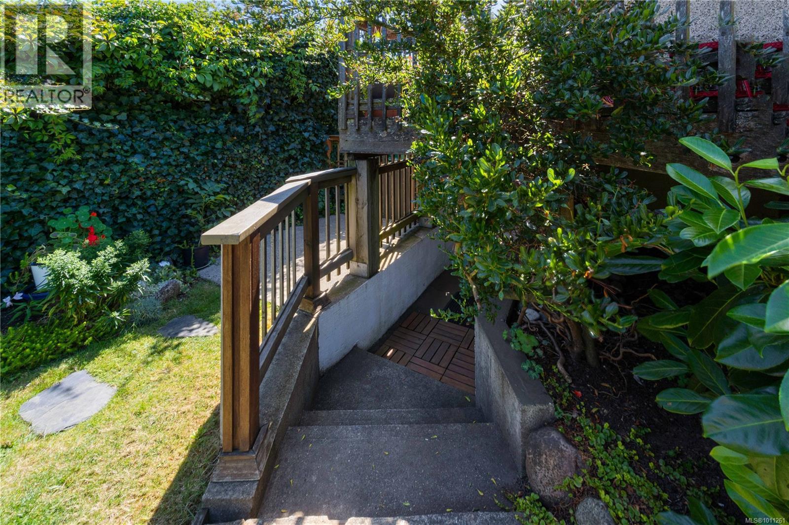 Photo 5 of 530 St Andrews St, Nanaimo BC