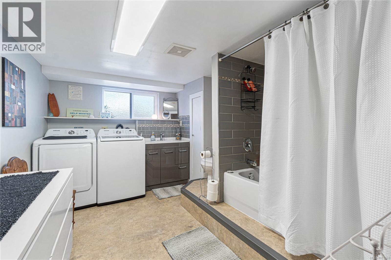 Photo 11 of 530 St Andrews St, Nanaimo BC