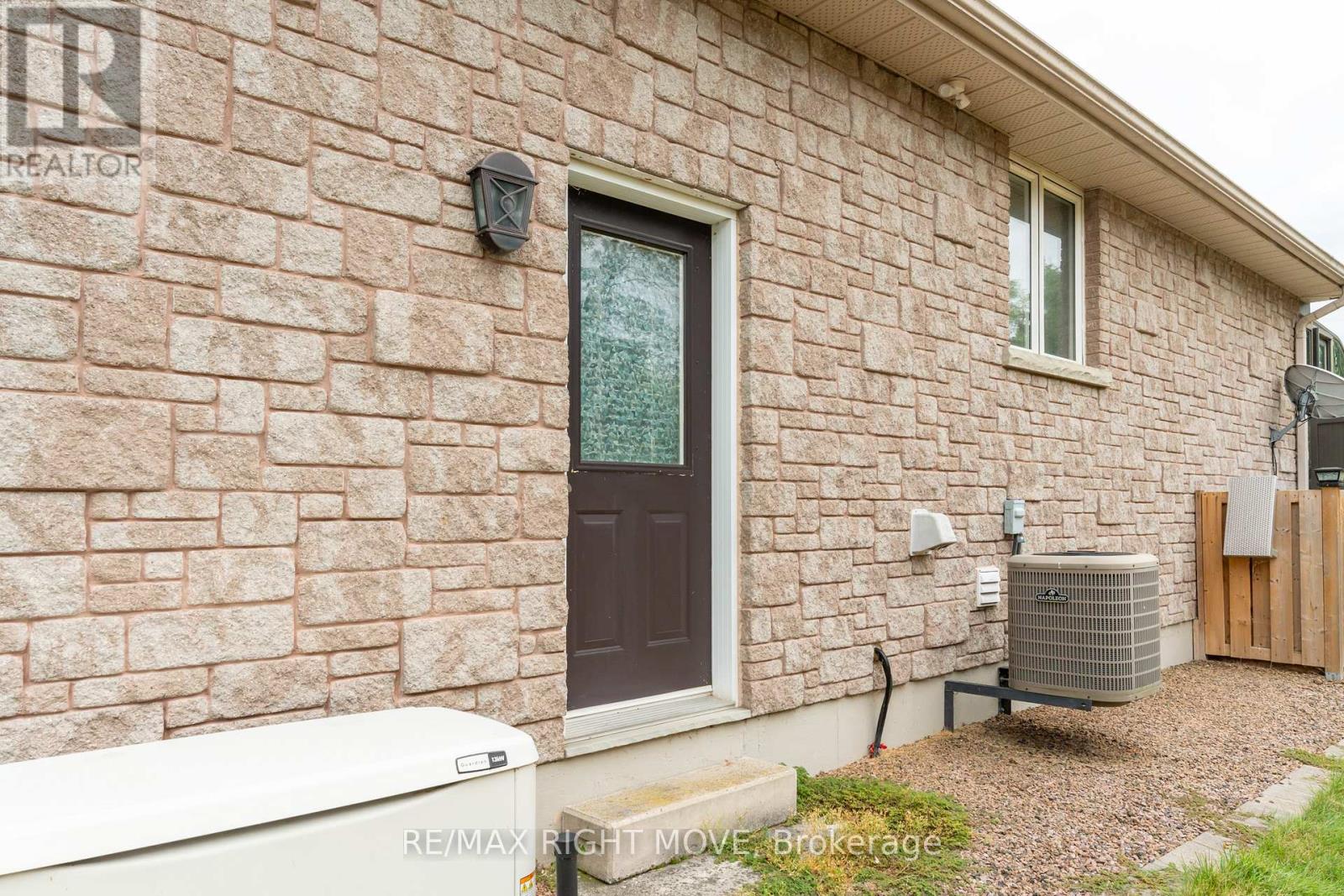 Photo 18 of 3 Thicketwood Place E, Ramara ON