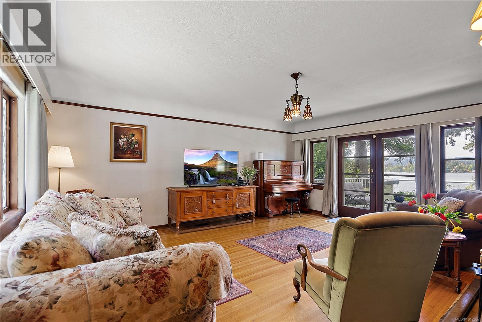 Photo 3 of 3062 Admirals Rd, Saanich BC