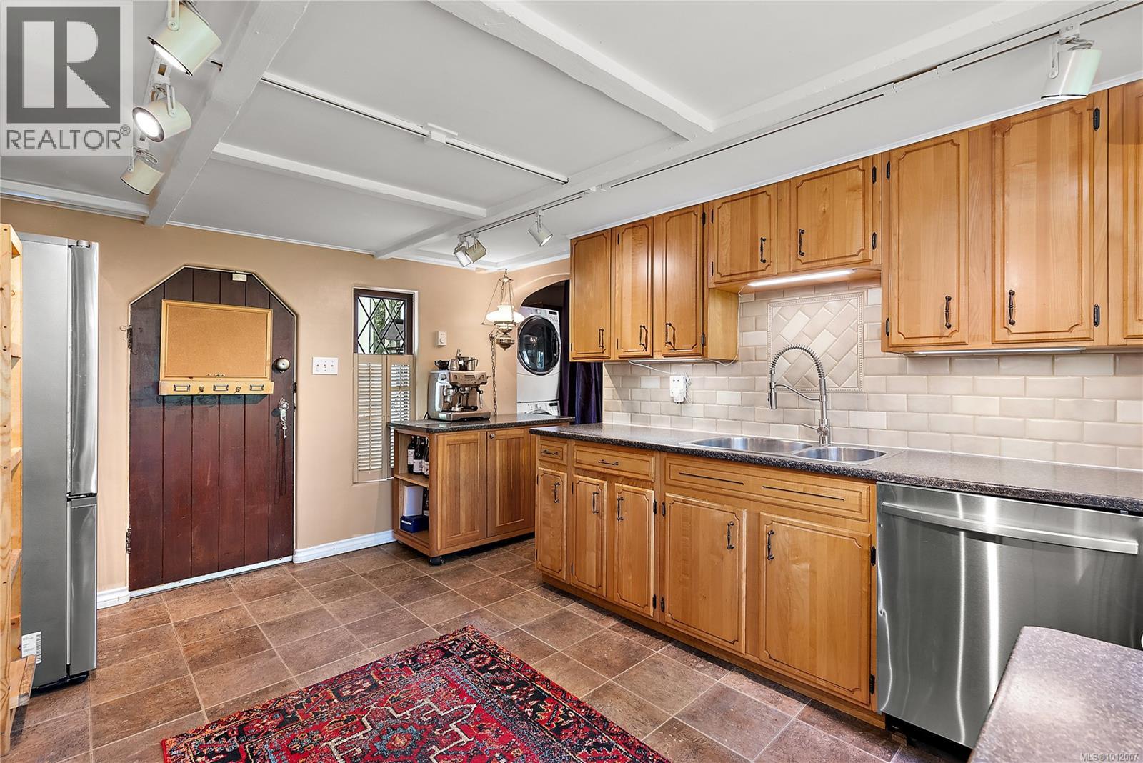 Photo 10 of 3062 Admirals Rd, Saanich BC