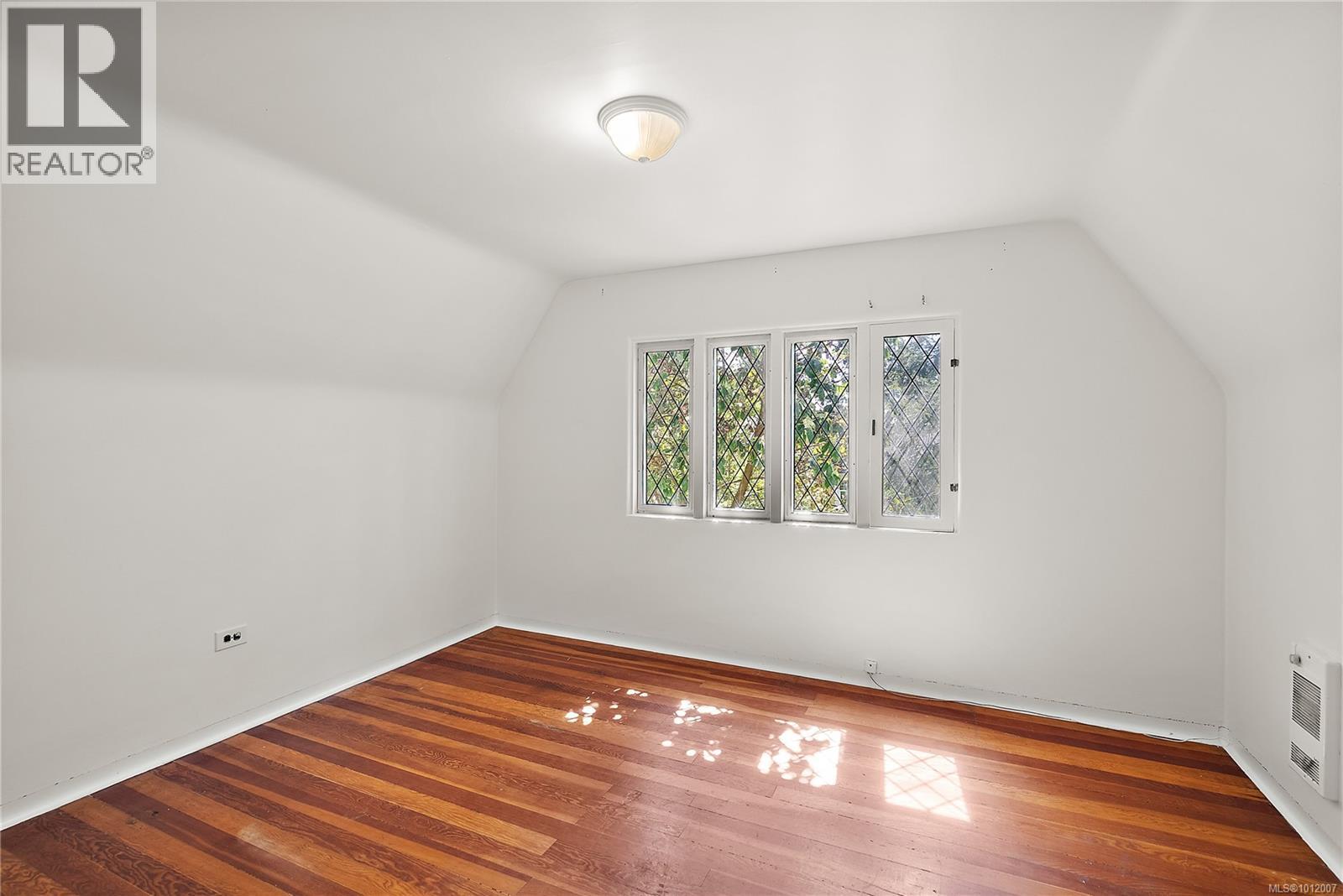 Photo 28 of 3062 Admirals Rd, Saanich BC