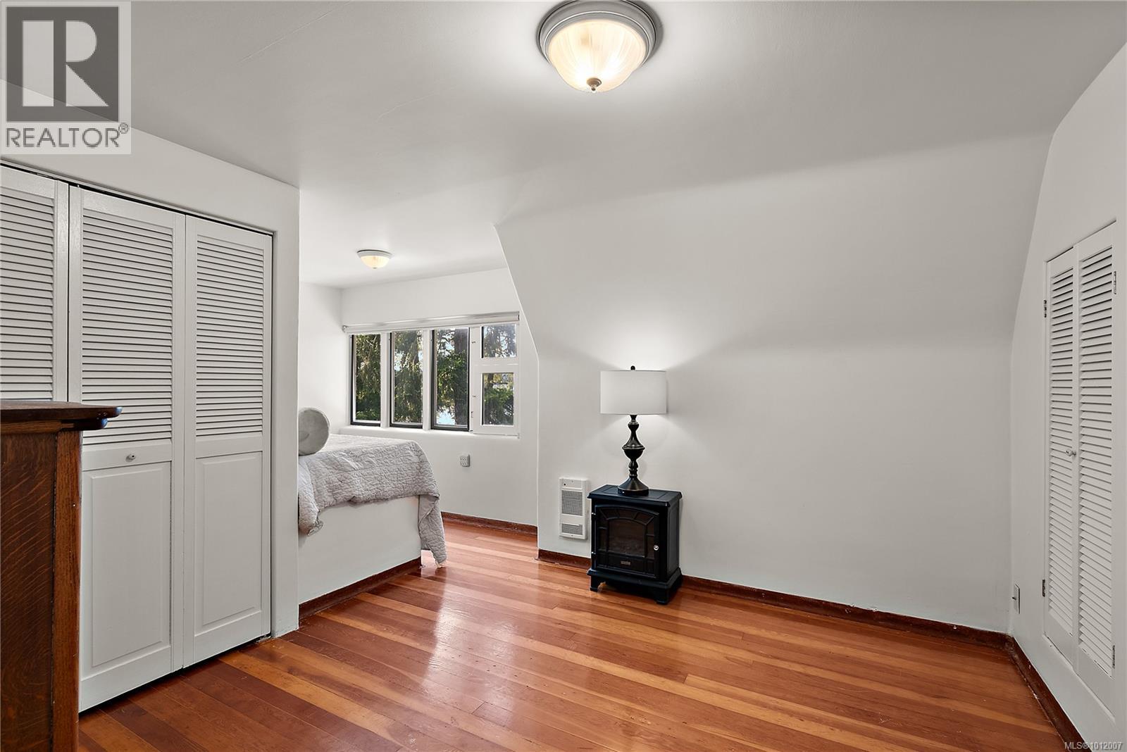 Photo 12 of 3062 Admirals Rd, Saanich BC