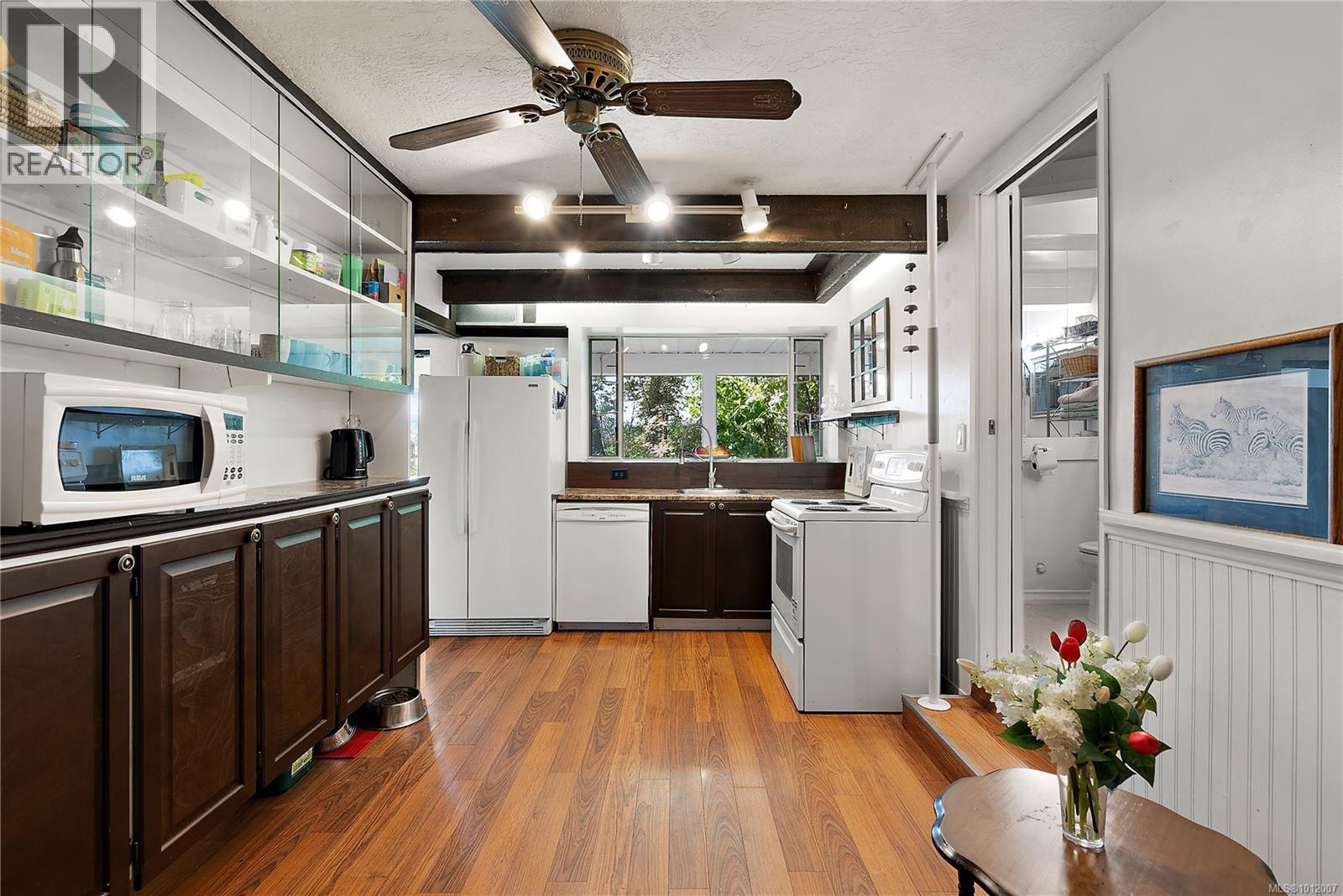 Photo 32 of 3062 Admirals Rd, Saanich BC