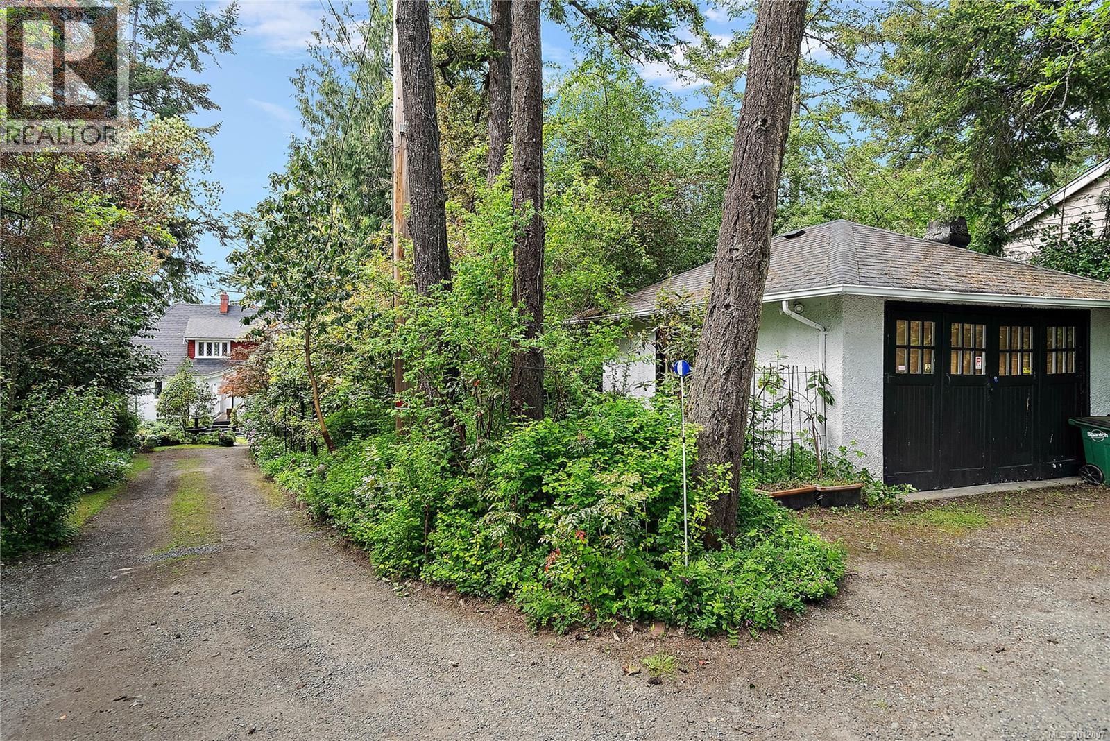 Photo 15 of 3062 Admirals Rd, Saanich BC