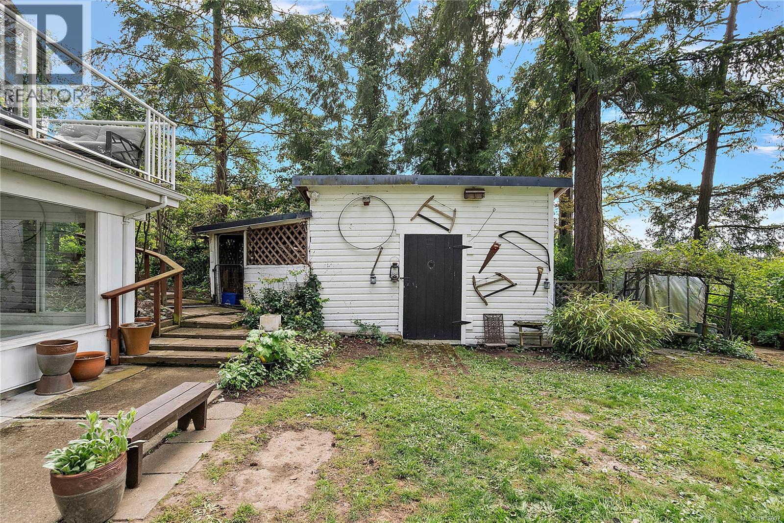 Photo 18 of 3062 Admirals Rd, Saanich BC