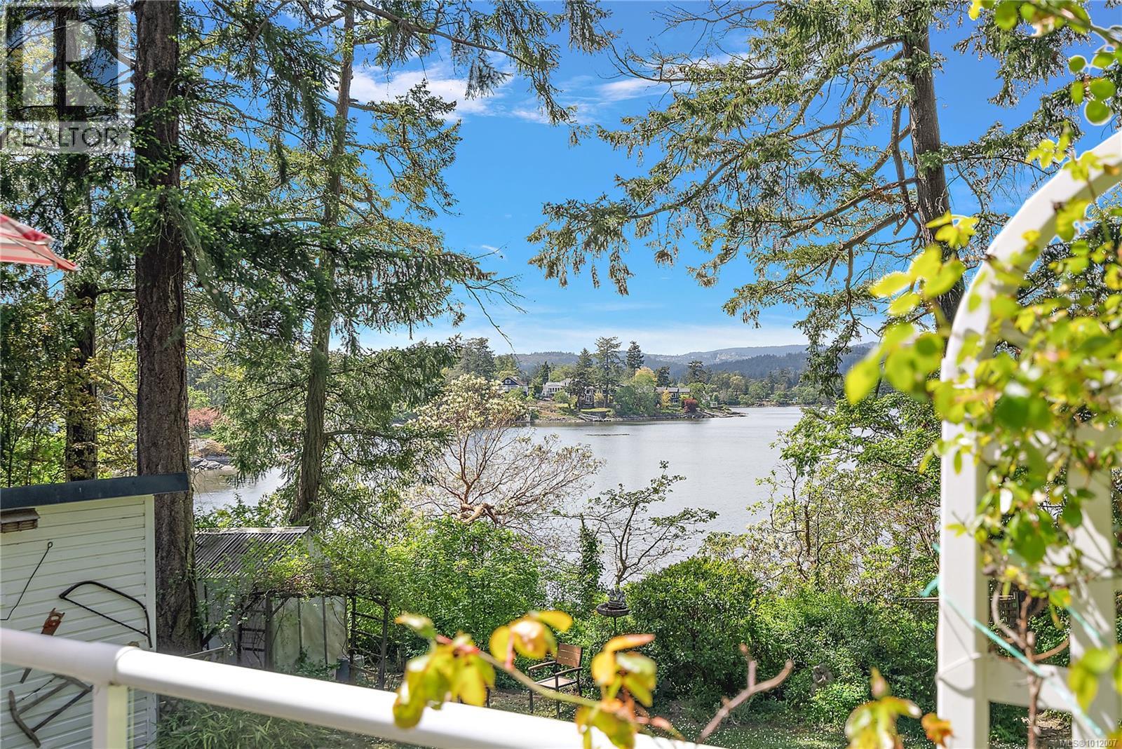 Photo 9 of 3062 Admirals Rd, Saanich BC