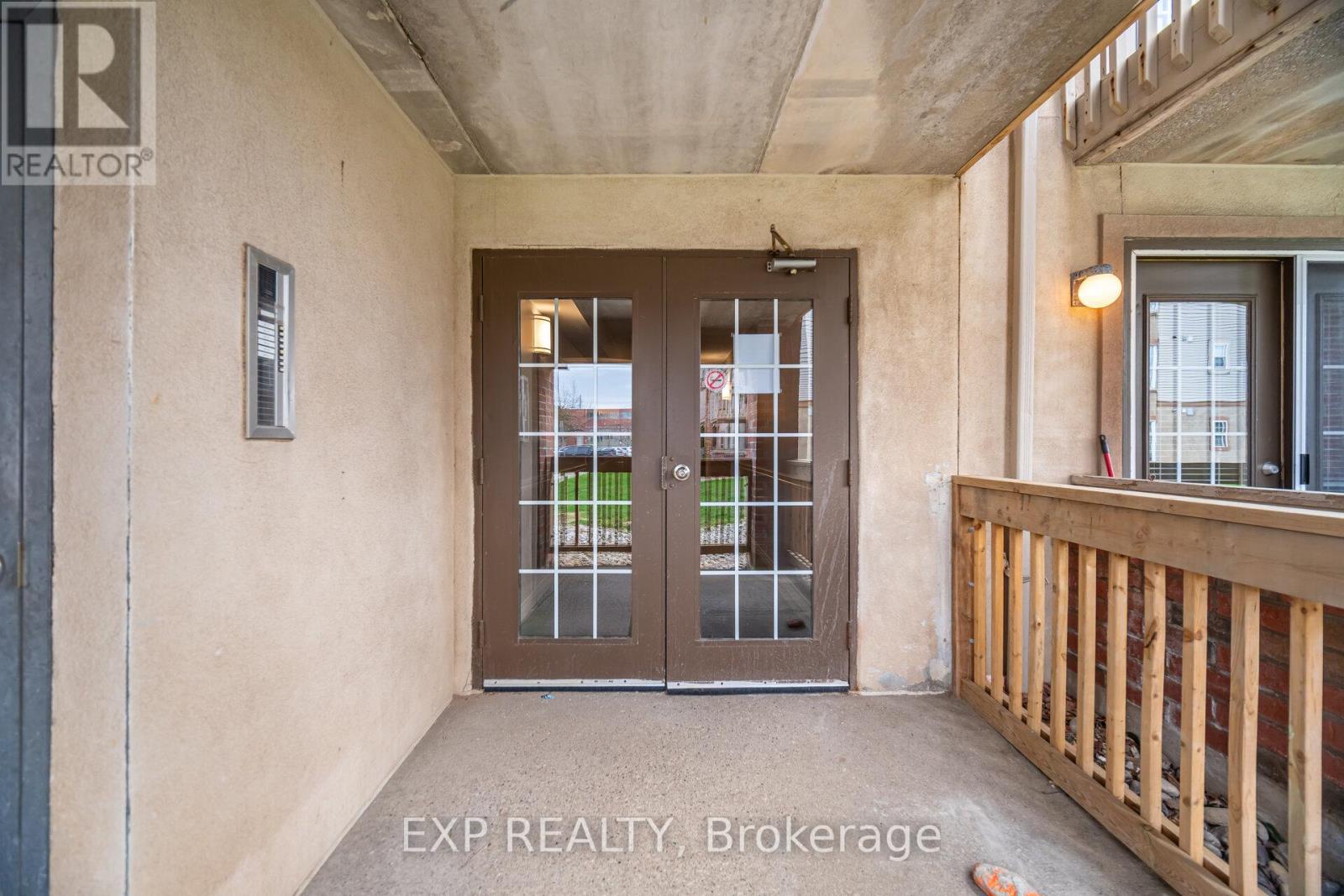 Photo 4 of 104 4005 Kilmer Drive, Burlington ON