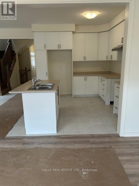 Photo 5 of 28 R 3169 Crystal Drive, Oakville ON