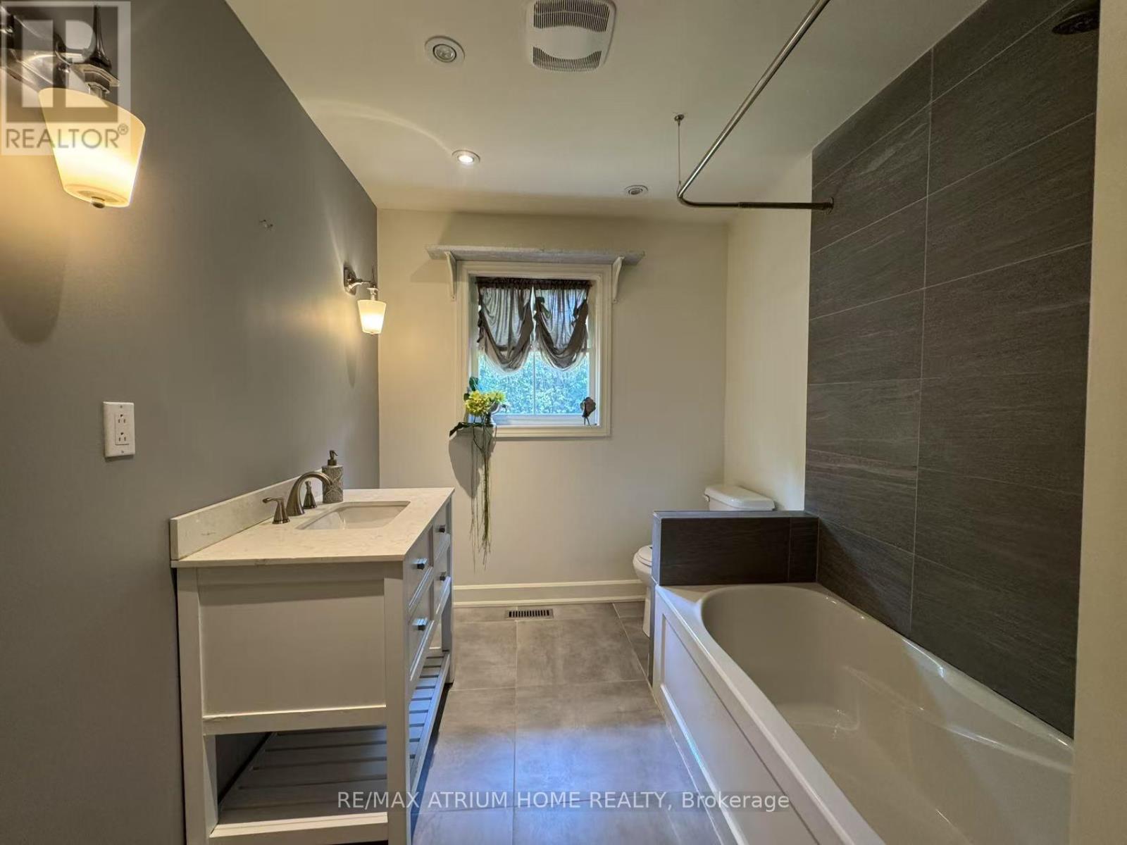 Photo 13 of 30 Fleming Drive, Toronto ON