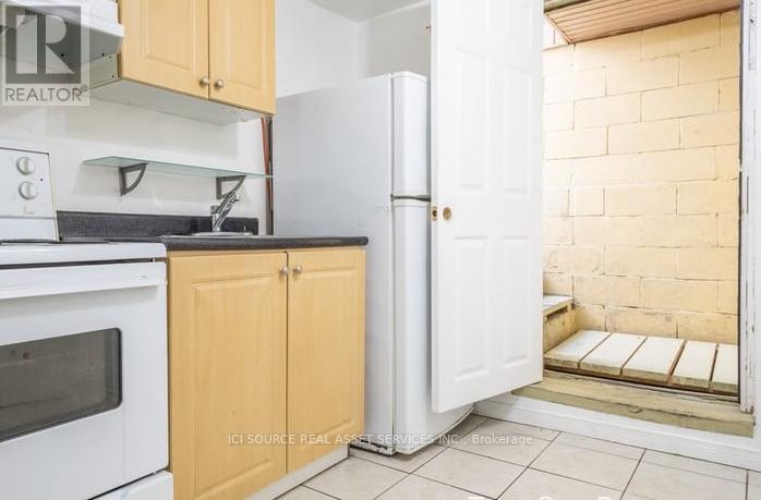 Photo 6 of 3 693 Euclid Avenue, Toronto ON