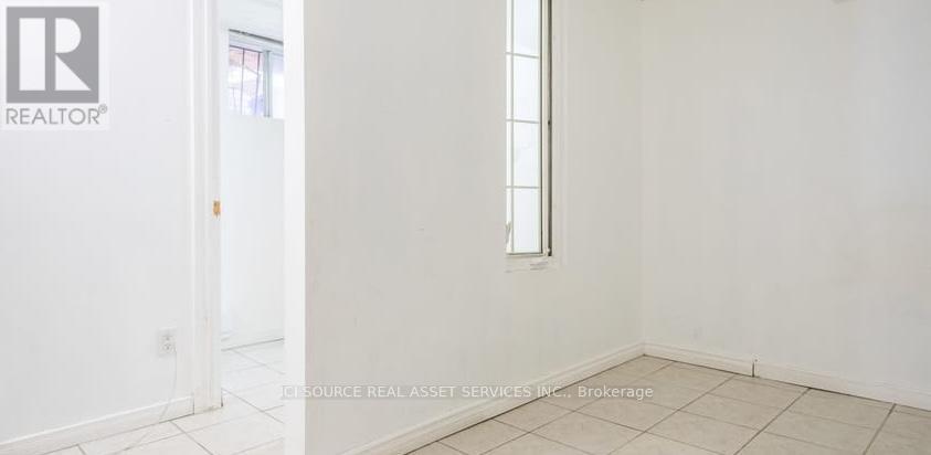 Photo 5 of 3 693 Euclid Avenue, Toronto ON