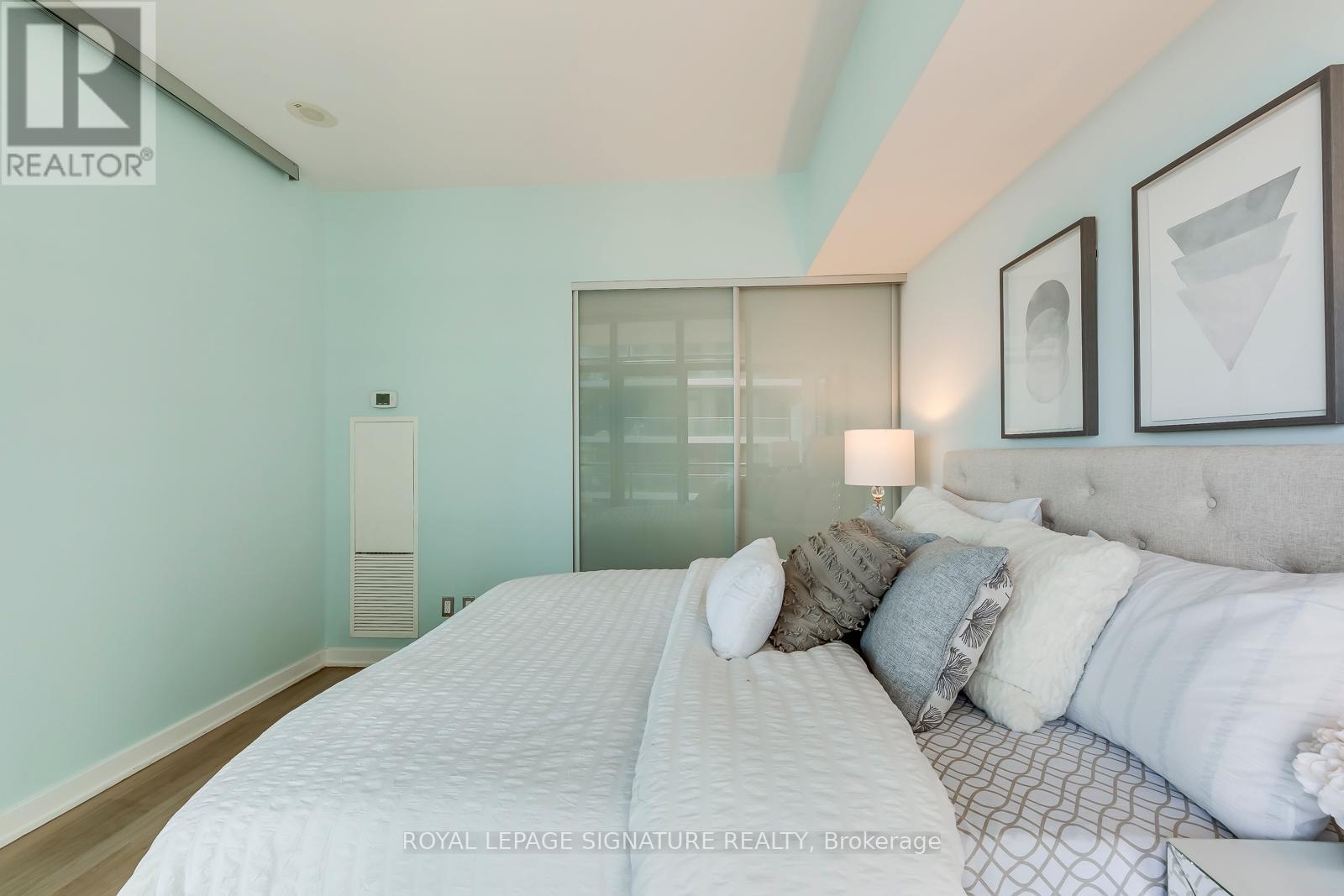 Photo 33 of 3001 33 Charles Street E, Toronto ON