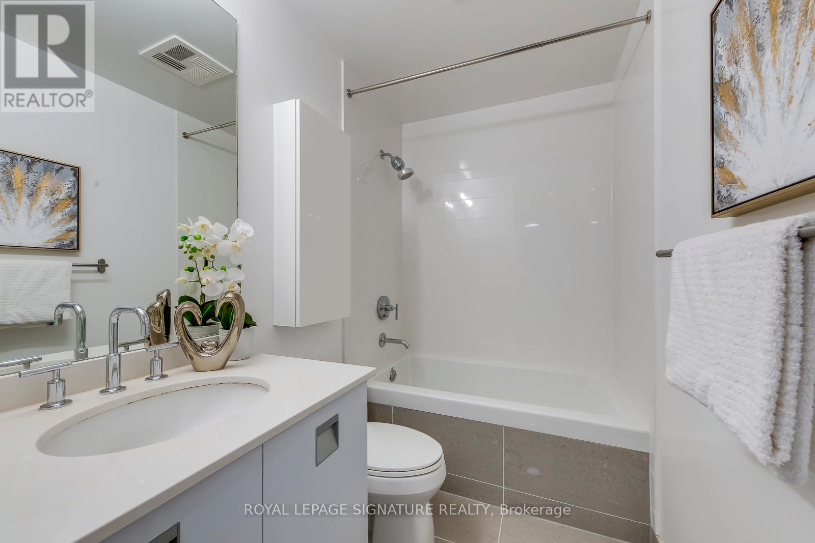 Photo 14 of 3001 33 Charles Street E, Toronto ON