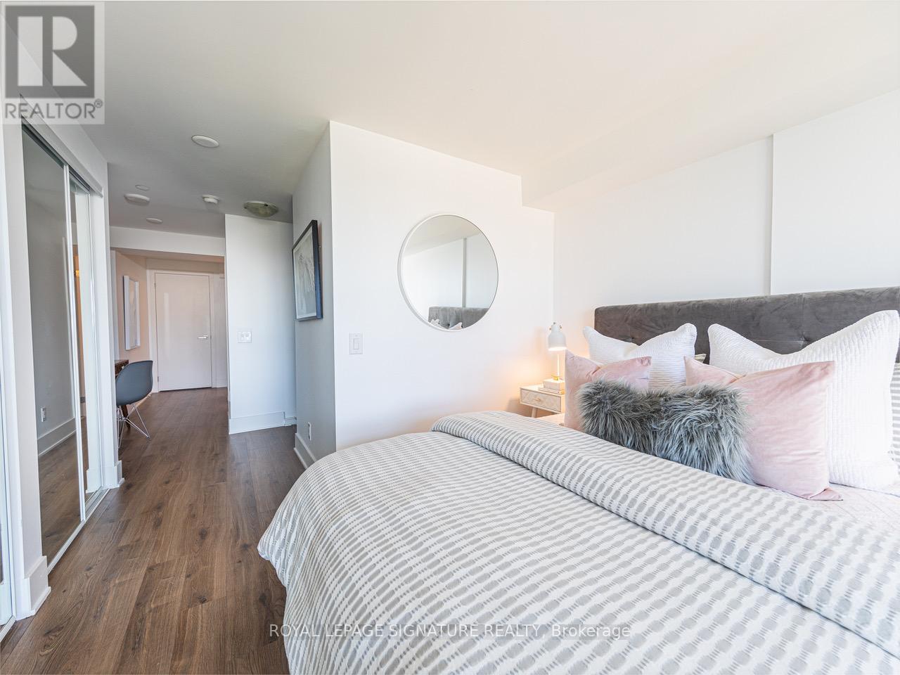 Photo 8 of 925 111 St Clair Avenue W, Toronto ON
