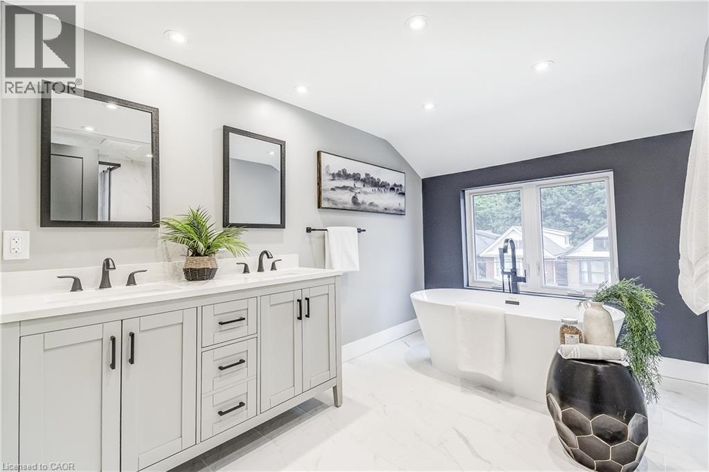 Photo 7 of 32 Cumberland Avenue, Hamilton ON