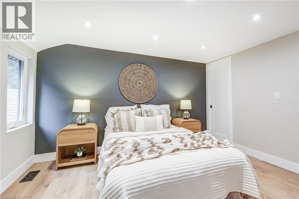 Photo 16 of 32 Cumberland Avenue, Hamilton ON