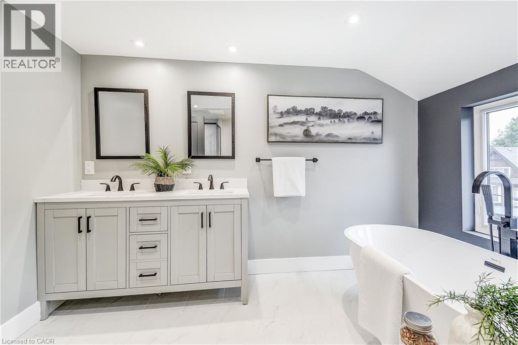 Photo 31 of 32 Cumberland Avenue, Hamilton ON