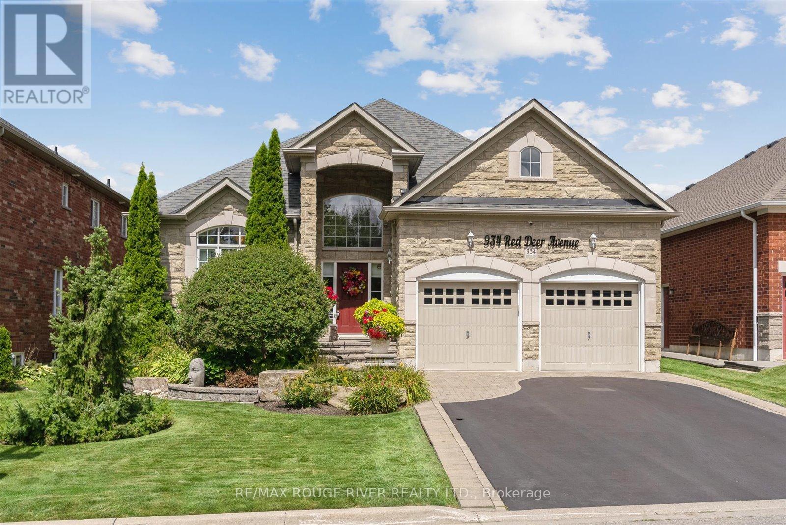 Photo 2 of 934 Red Deer Avenue, Oshawa ON