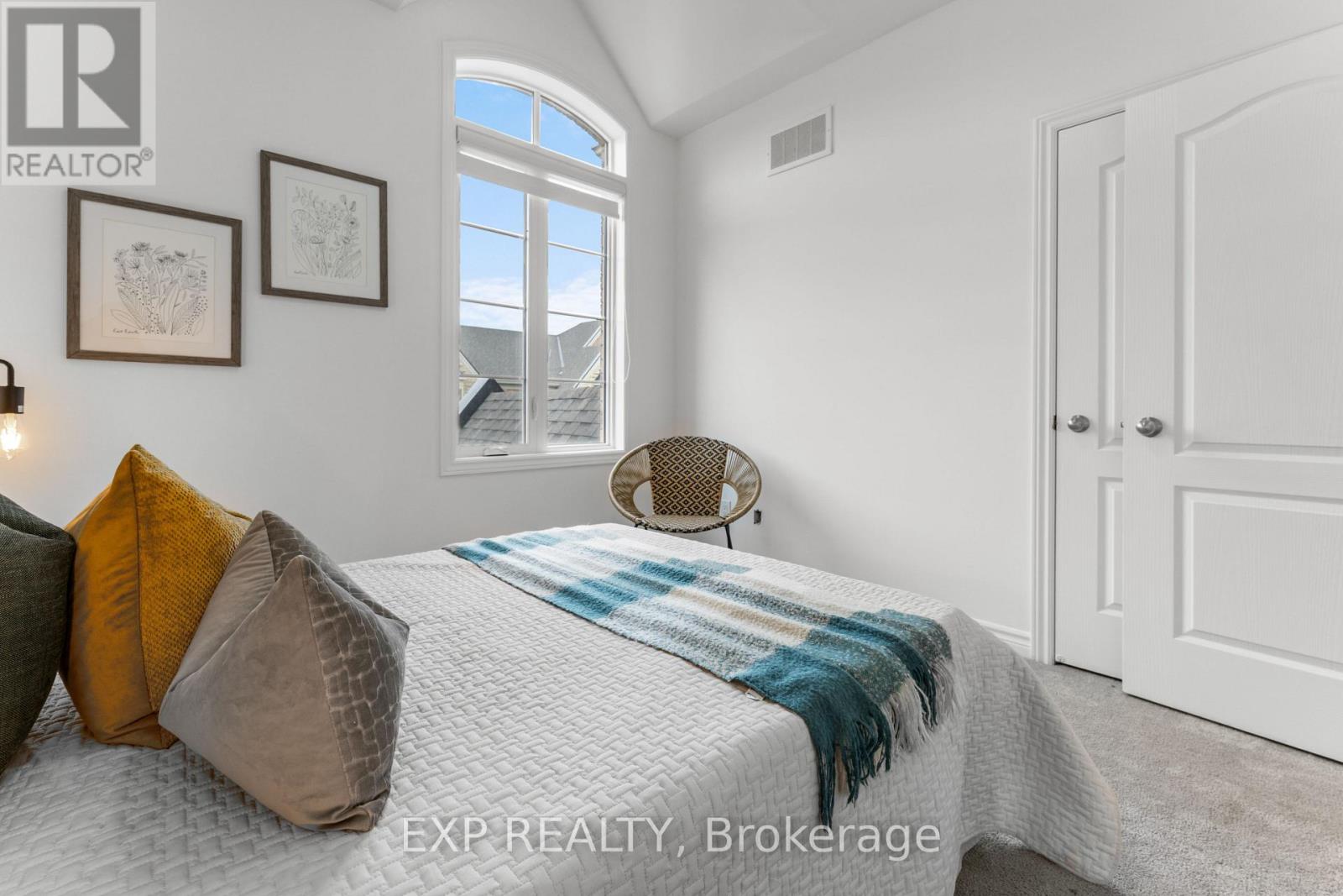 Photo 7 of 10 Hickling Lane, Ajax ON