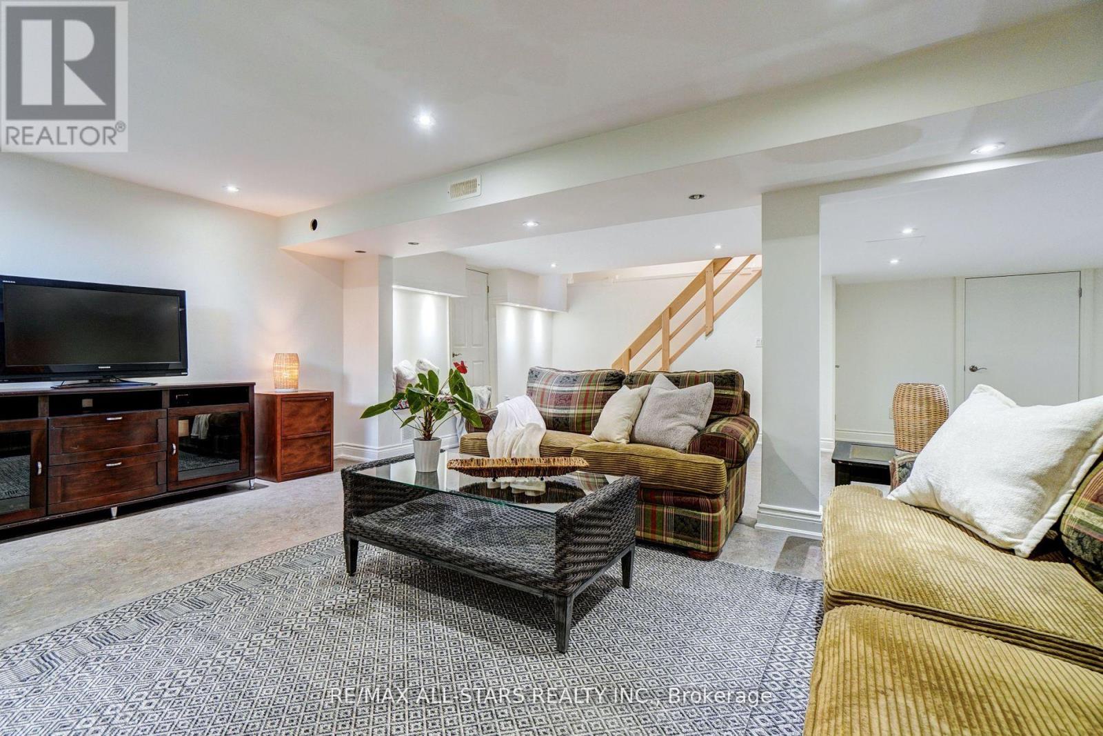 Photo 2 of 56 North Street, Uxbridge ON