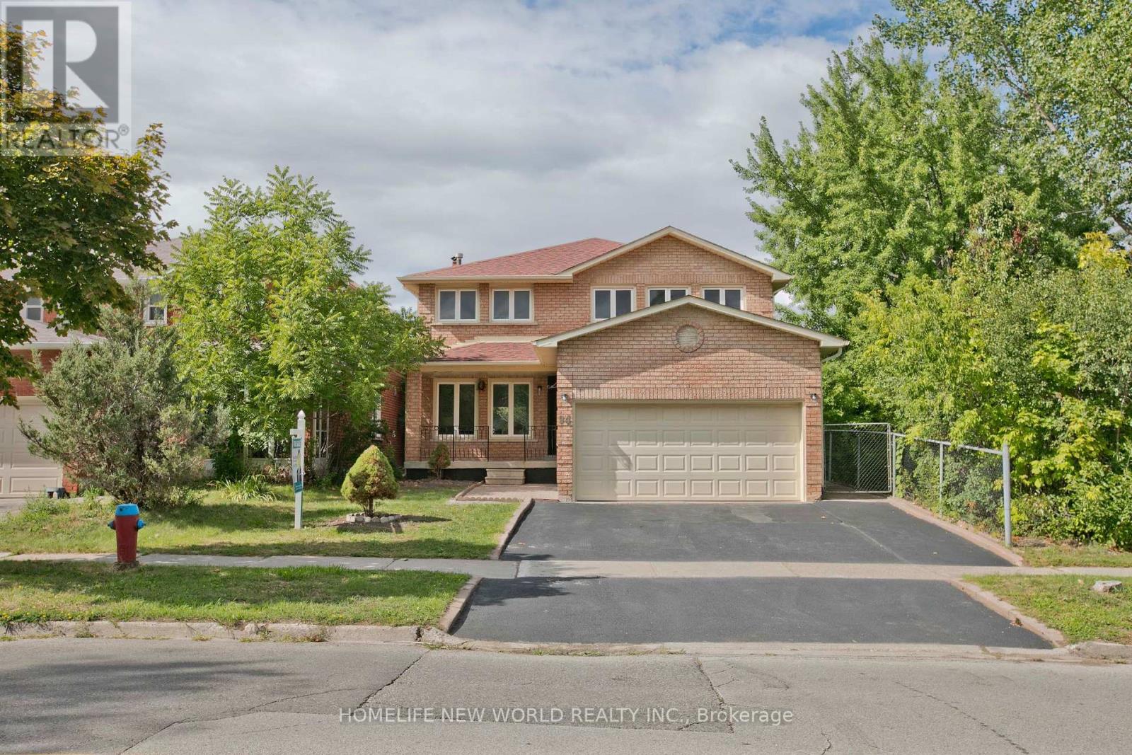 Photo 1 of 94 Weldrick Road E, Richmond Hill ON