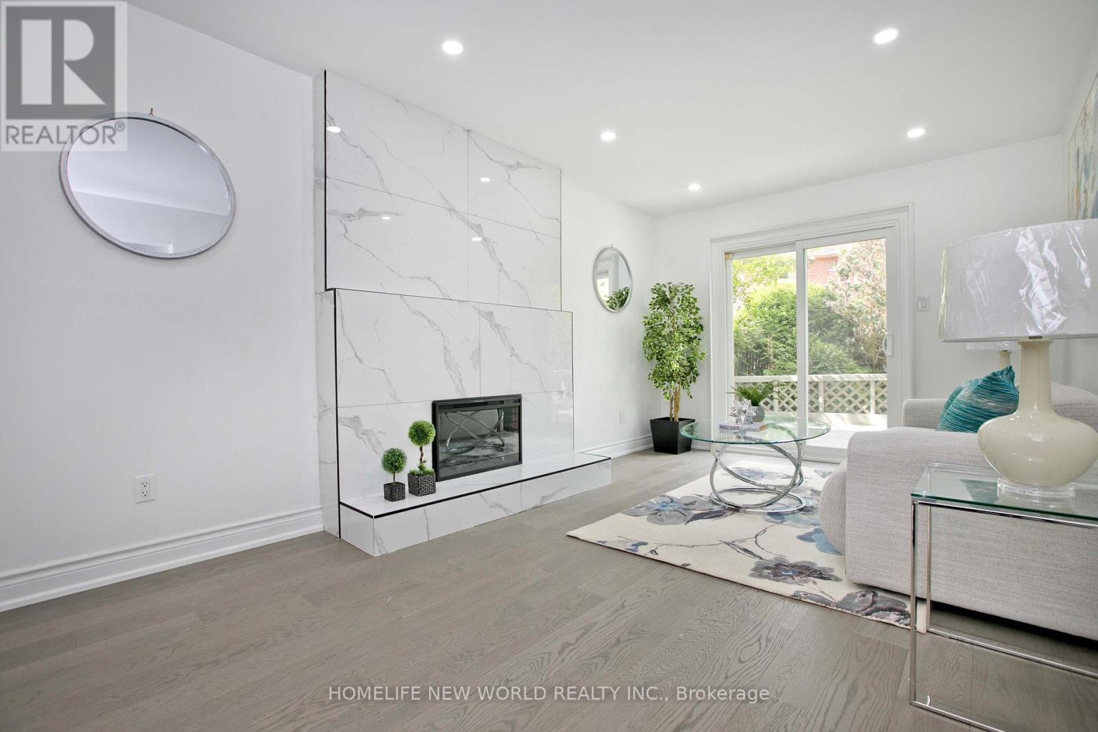 Photo 11 of 94 Weldrick Road E, Richmond Hill ON