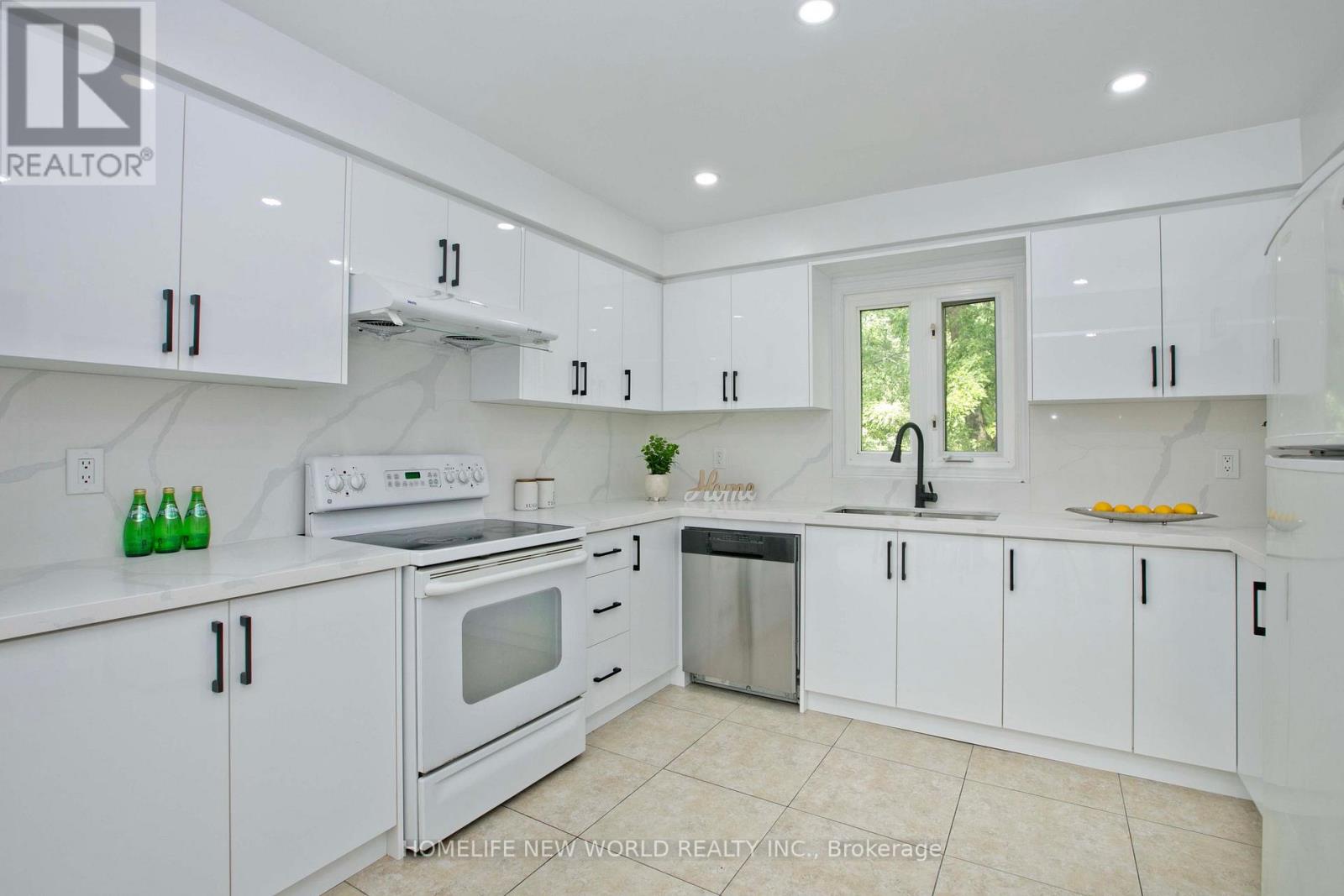 Photo 12 of 94 Weldrick Road E, Richmond Hill ON