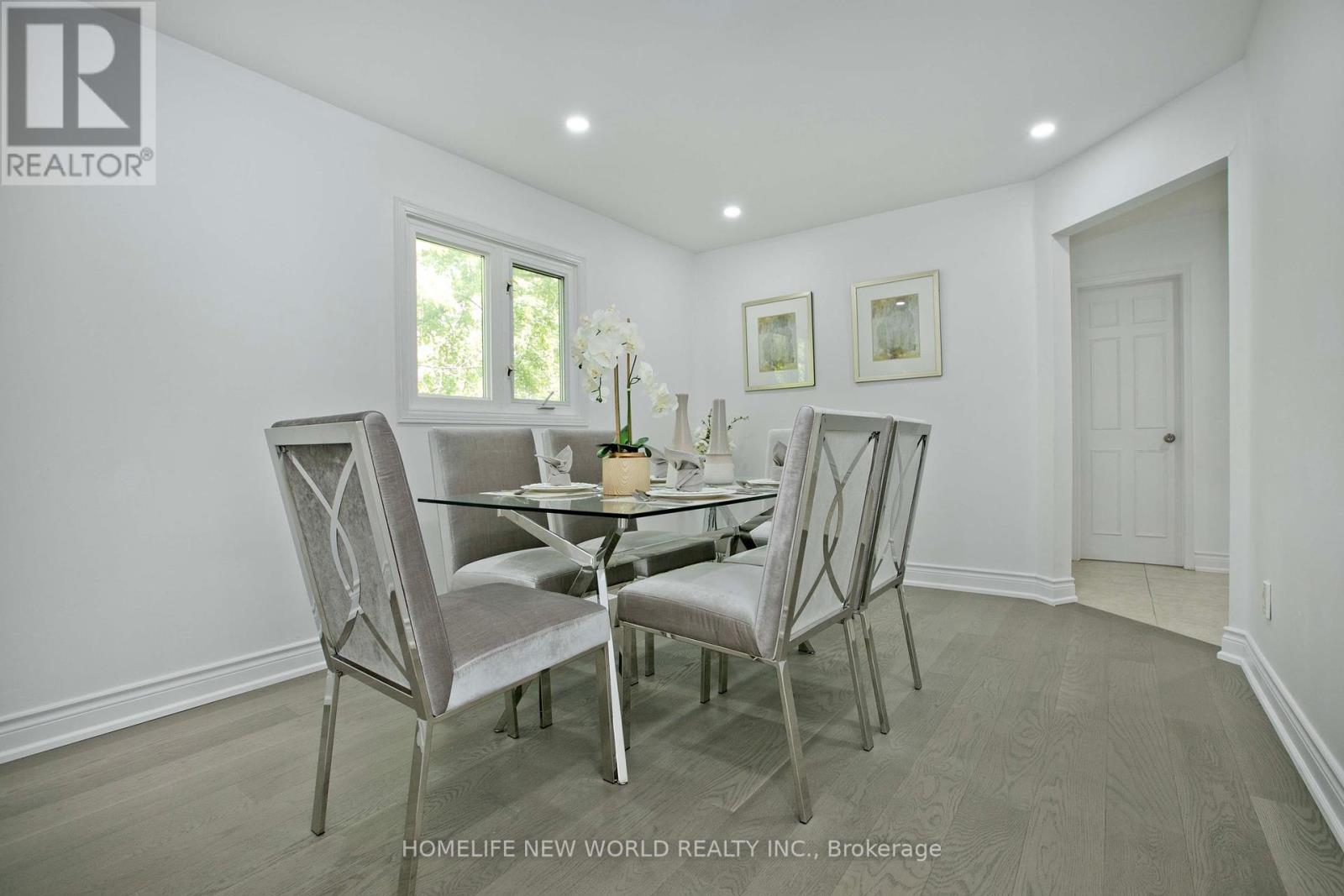 Photo 14 of 94 Weldrick Road E, Richmond Hill ON