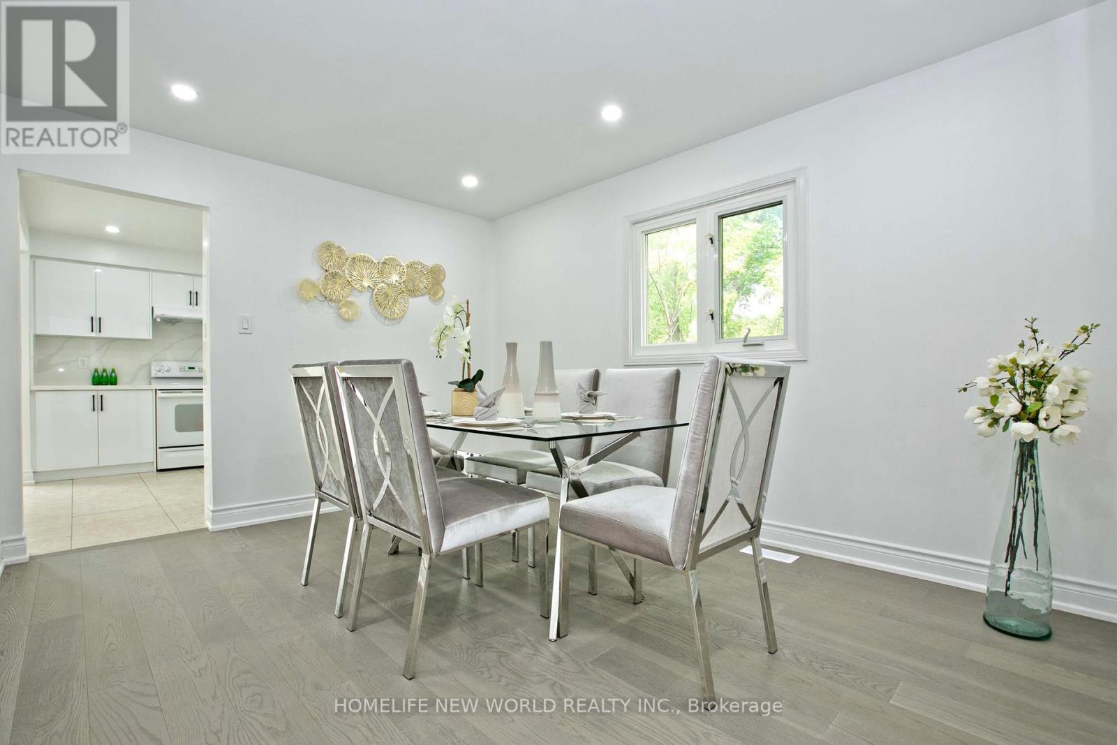 Photo 16 of 94 Weldrick Road E, Richmond Hill ON
