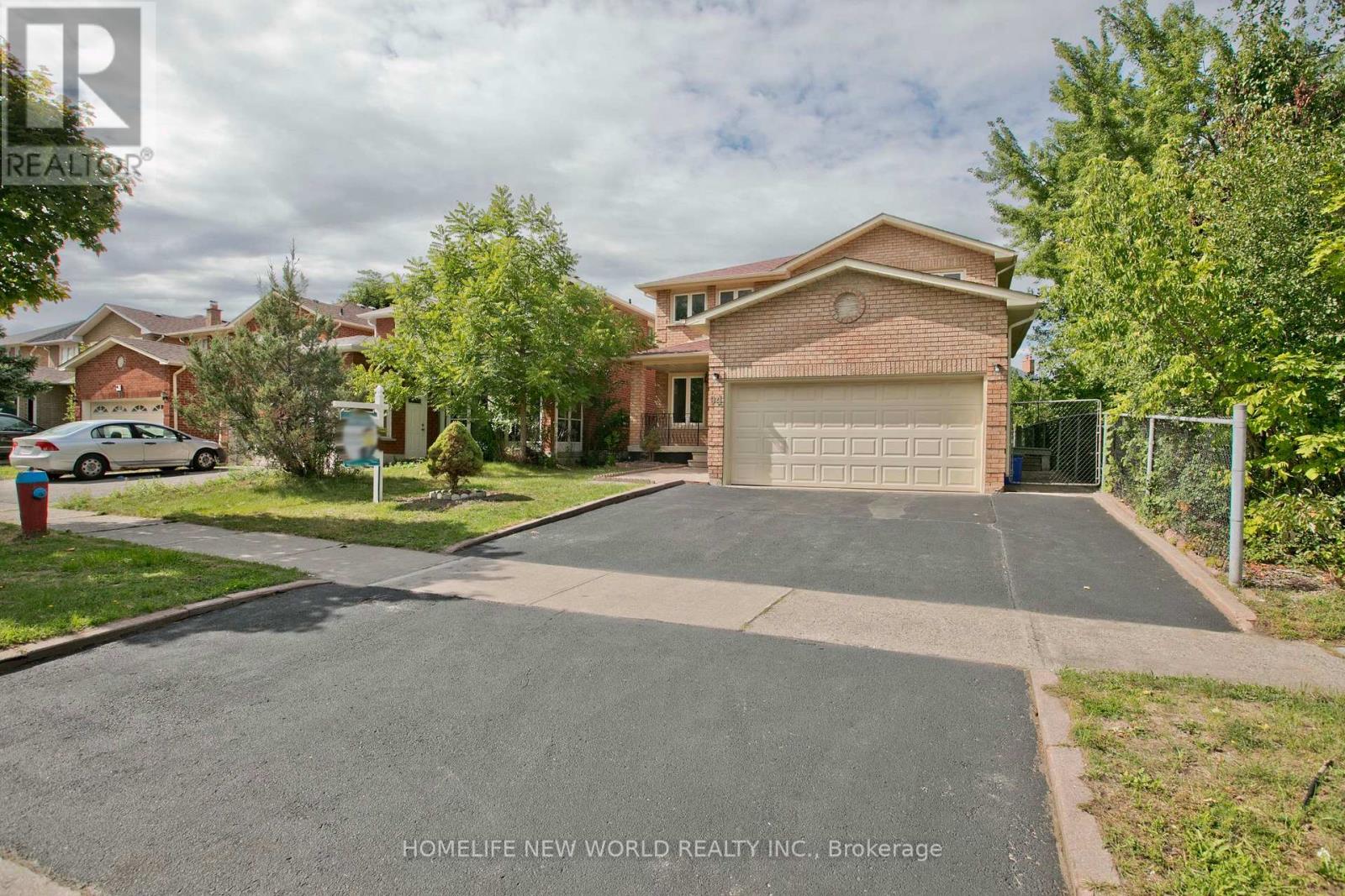 Photo 2 of 94 Weldrick Road E, Richmond Hill ON