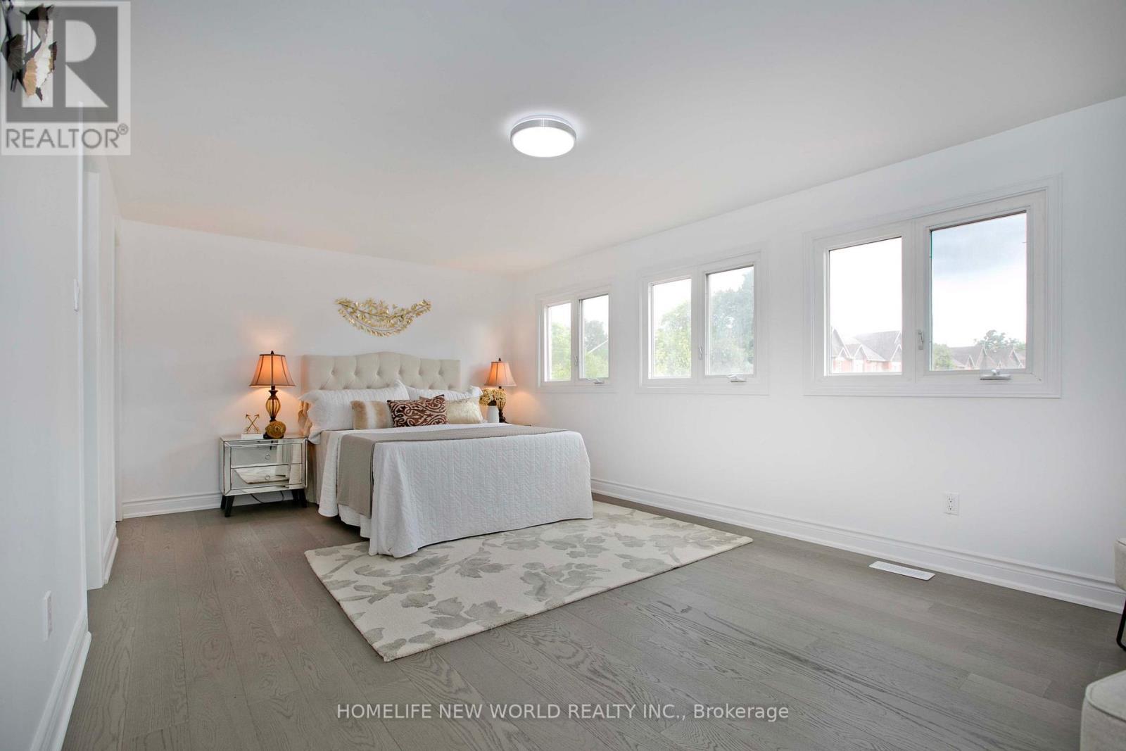 Photo 23 of 94 Weldrick Road E, Richmond Hill ON