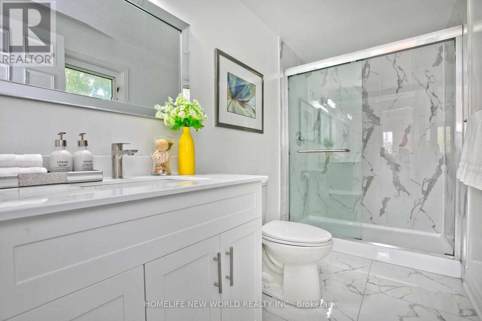 Photo 24 of 94 Weldrick Road E, Richmond Hill ON